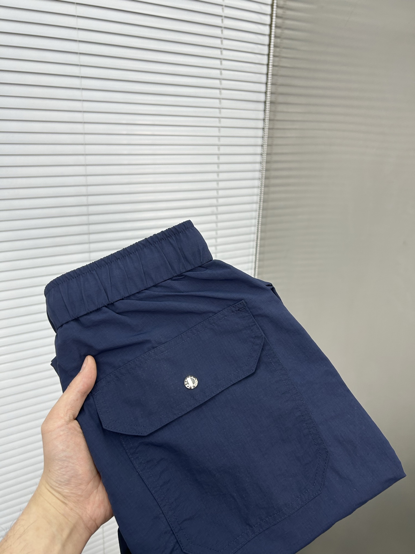 NO:912615,PRADA Navy blue straight wide-leg pants | The new favorite of street fashion. The design of the trousers adds a unique texture without being too monotonous. The drawstring leg design is easy to adjust and shows a neat style. The colorful logo pattern on the pocket is particularly eye-catching against the blue, which instantly enhances the overall fashion sense. The fabric is light and comfortable, and there is no sense of restraint when worn. Size M-4XL (shipped next day), prada, prada,19860909PRADA普拉达 藏青色直筒阔腿裤 | 街头潮流新宠 裤身的设计,增添了独特的质感,不会过于单调.抽绳束脚的设计,既方便调节,又能展现利落的风格.口袋上那炫彩的标志图案,在蓝色的衬托下格外亮眼,瞬间提升了整体的时尚感.面料轻盈舒适,穿着没有束缚感.码数M-4XL（隔天出货）,,prada,prada,,Men's clothing