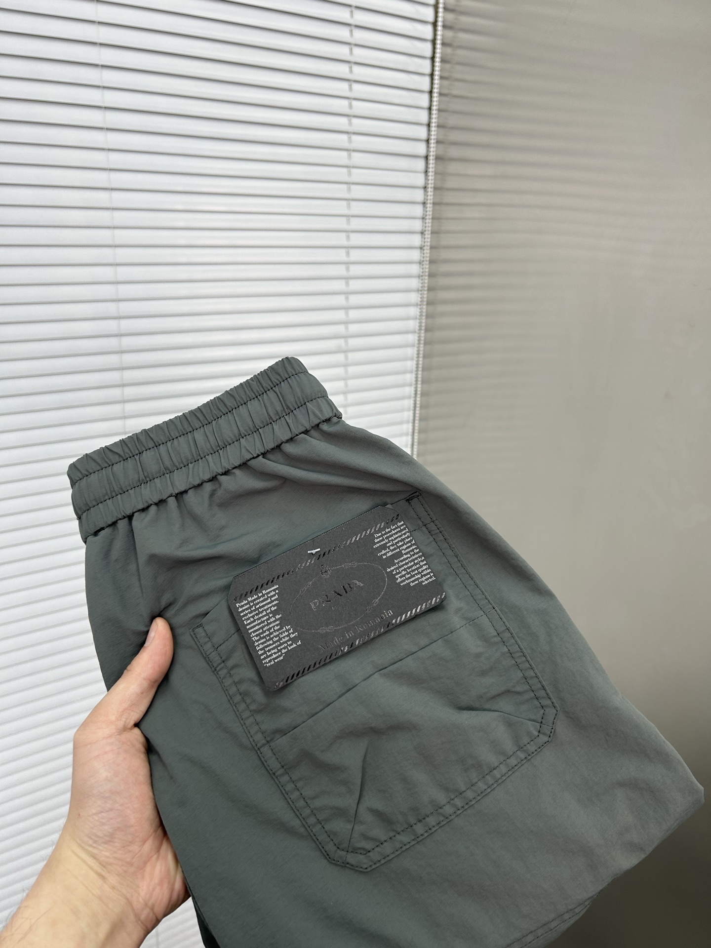 NO:912630,PRADA Dark Gray Workwear Trousers | Both cool and practical. You can never go wrong with classic dark gray, which is both slim and versatile. The loose fit and drawstring design allow you to adjust the tightness according to your own preferences, giving you perfect comfort.  Multiple large pockets on both sides are super practical and convenient for placing small items. The high-end customized P family’s classic triangular rainbow logo adds a bit of coolness. The leg-tie style makes the overall look neater. Size M-4XL (shipped next day),, prada, prada,19860909PRADA普拉达 深灰工装束脚裤 | 酷感与实用兼具 经典深灰永远不会出错,既显瘦又百搭.宽松的版型加上抽绳设计,能根据自己的喜好调节松紧,舒适度满分. 两侧多个大口袋超实用,方便放置小物件,高端定制之P家经典三角彩虹色logo,增添了几分酷感.束脚的款式让整体造型更利落.码数M-4XL（隔天出货）,,prada,prada,,Men's clothing