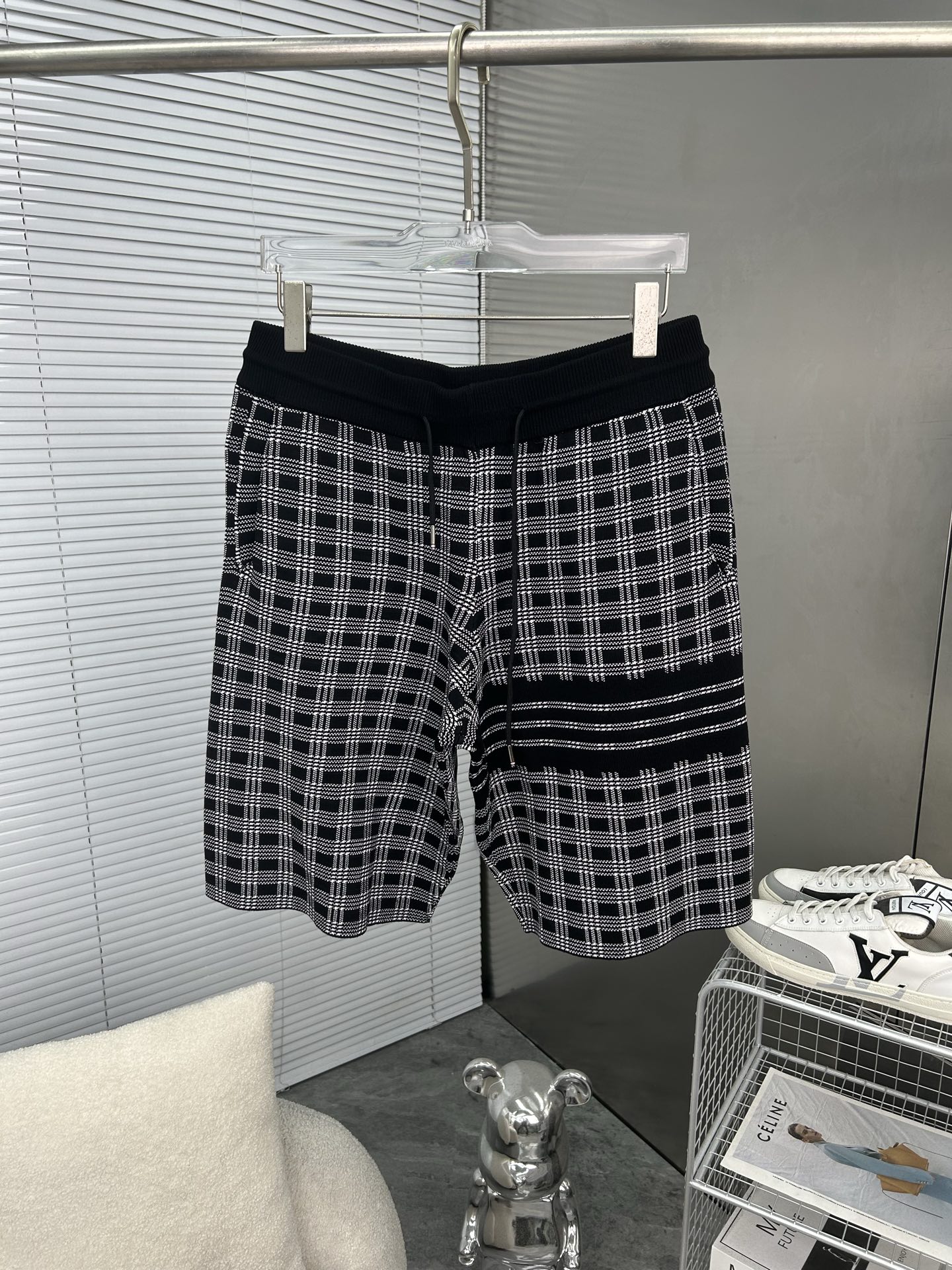 NO:947226,TB Thom Browne2026SS new knitted shorts, customized fabric using wafer cloth weaving, jacquard knitting technology, tight and three-dimensional version, 4-bar splicing, customized trouser cord hardware with strong texture and smoothness, comfortable and breathable upper body, concave and convex three-dimensional sense, fashionable and casual wear, plaid black, size M-XXL,,thom browne,shorts,19860909TB汤姆布朗 Thom Browne2026SS新款针织短裤,定制面料采用威化布织法,提花针织工艺,版型紧致立体,4杠拼接,定制裤绳五金质感强,顺滑,上身舒适透气,凹凸有型的立体感,时尚休闲穿搭格子黑色 码数M-XXL,,thom browne,shorts,,Men's clothing