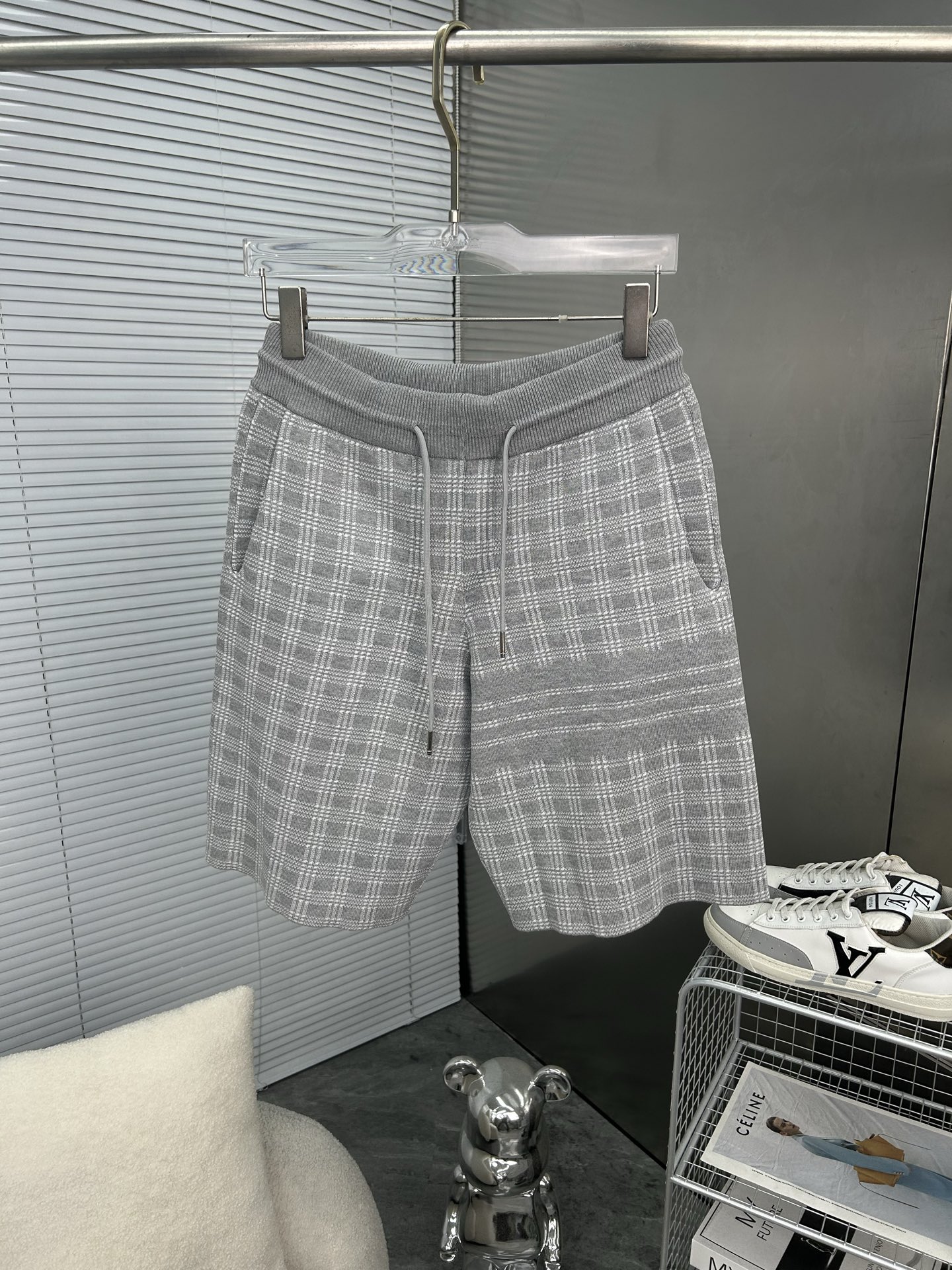 NO:947238,TB Thom Browne2026SS new knitted shorts, customized fabric using wafer cloth weaving, jacquard knitting technology, tight and three-dimensional version, 4-bar splicing, customized trouser cord hardware with strong texture and smoothness, comfortable and breathable upper body, concave and convex three-dimensional sense, fashionable and casual wear, plaid gray, code size M-XXL,,thom browne,shorts,19860909TB汤姆布朗 Thom Browne2026SS新款针织短裤,定制面料采用威化布织法,提花针织工艺,版型紧致立体,4杠拼接,定制裤绳五金质感强,顺滑,上身舒适透气,凹凸有型的立体感,时尚休闲穿搭格子灰色 码数M-XXL,,thom browne,shorts,,Men's clothing