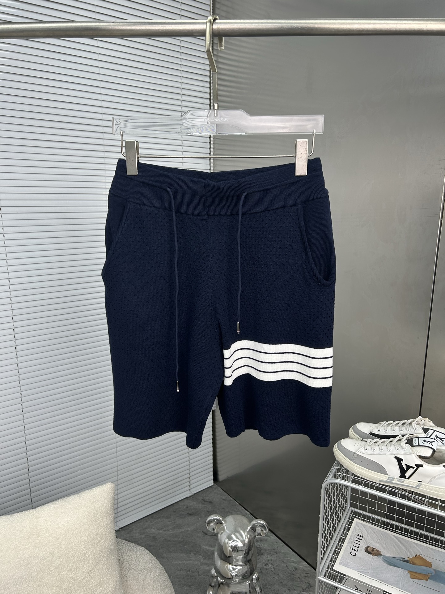NO:947273,TB Thom Browne 2026SS new knitted shorts, customized fabric using wafer cloth weaving, jacquard knitting technology, tight and three-dimensional version, 4-bar splicing, customized trouser cord hardware with strong texture and smoothness, comfortable and breathable upper body, concave and convex three-dimensional sense, fashionable and casual wear, pebbled blue code size M-XXL,,thom browne,shorts,19860909TB汤姆布朗 Thom Browne2026SS新款针织短裤,定制面料采用威化布织法,提花针织工艺,版型紧致立体,4杠拼接,定制裤绳五金质感强,顺滑,上身舒适透气,凹凸有型的立体感,时尚休闲穿搭 荔枝纹蓝色码数M-XXL,,thom browne,shorts,,Men's clothing