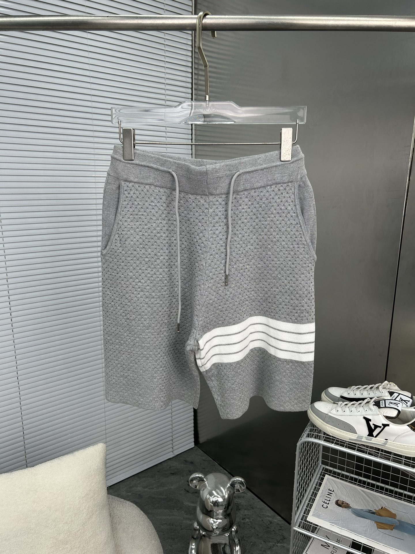 NO:947283,TB Thom Browne2026SS new knitted shorts, customized fabric using wafer cloth weaving, jacquard knitting technology, tight and three-dimensional version, 4-bar splicing, customized trouser cord hardware with strong texture and smoothness, comfortable and breathable upper body, concave and convex three-dimensional sense, fashionable and casual wear, pebbled gray size M-XXL,,thom browne,shorts,19860909TB汤姆布朗 Thom Browne2026SS新款针织短裤,定制面料采用威化布织法,提花针织工艺,版型紧致立体,4杠拼接,定制裤绳五金质感强,顺滑,上身舒适透气,凹凸有型的立体感,时尚休闲穿搭 荔枝纹灰色码数M-XXL,,thom browne,shorts,,Men's clothing