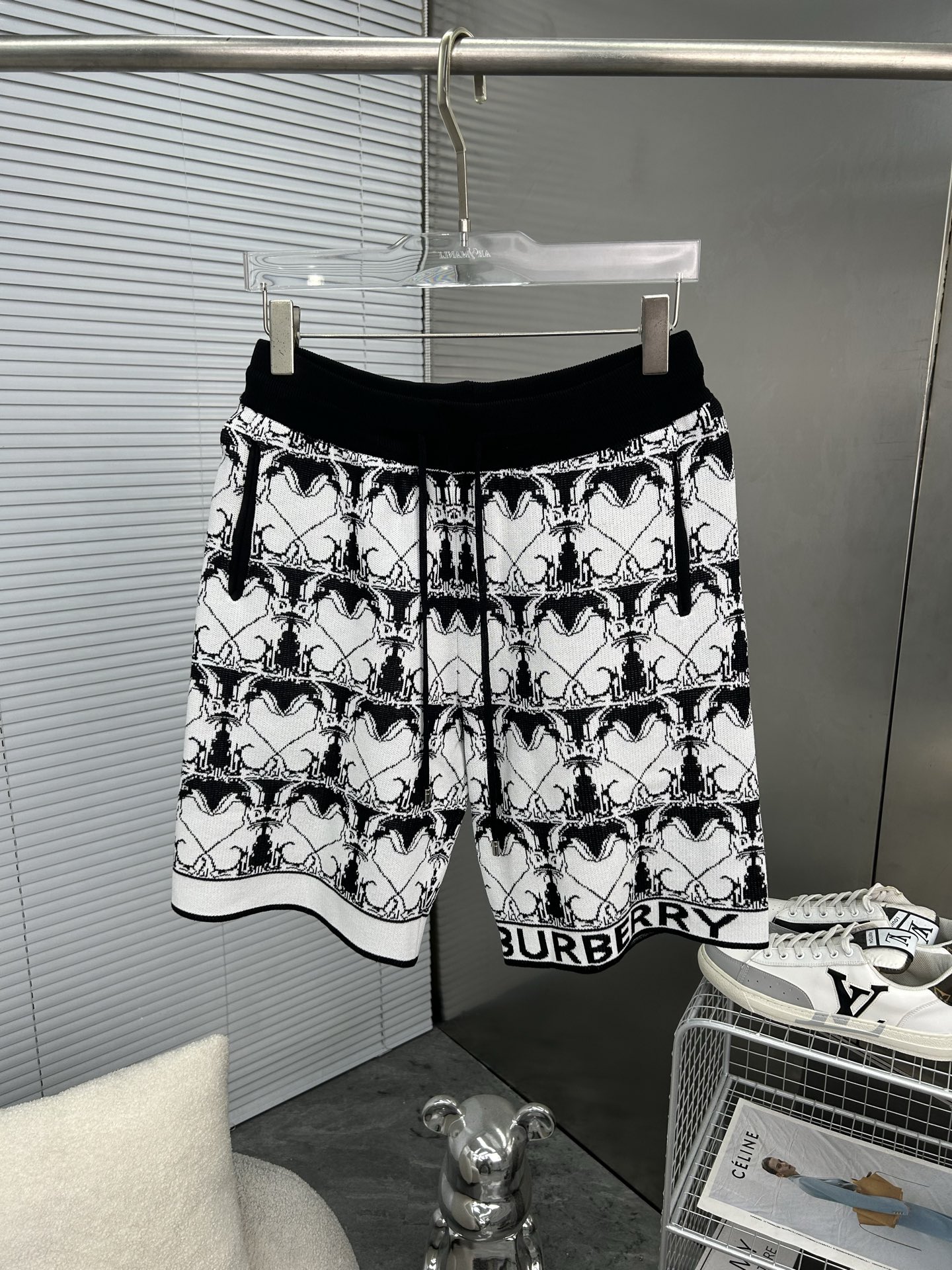 NO:947256,BURBERRY Classic 2026SS new knitted shorts, customized fabric using wafer cloth weaving, jacquard knitting technology, compact and three-dimensional version, full-flower letter splicing Customized trouser cord hardware with strong texture, smooth, comfortable and breathable upper body, concave and convex three-dimensional sense, fashionable and casual wear Horizontal stripes Code number M-XXL,, burberry, burberry, shorts,19860909BURBERRY巴宝莉 经典款2026SS新款针织短裤,定制面料采用威化布织法,提花针织工艺,版型紧致立体,满花字母拼接 定制裤绳五金质感强,顺滑,上身舒适透气,凹凸有型的立体感,时尚休闲穿搭 横条纹 码数M-XXL,,burberry,burberry,shorts,,Men's clothing