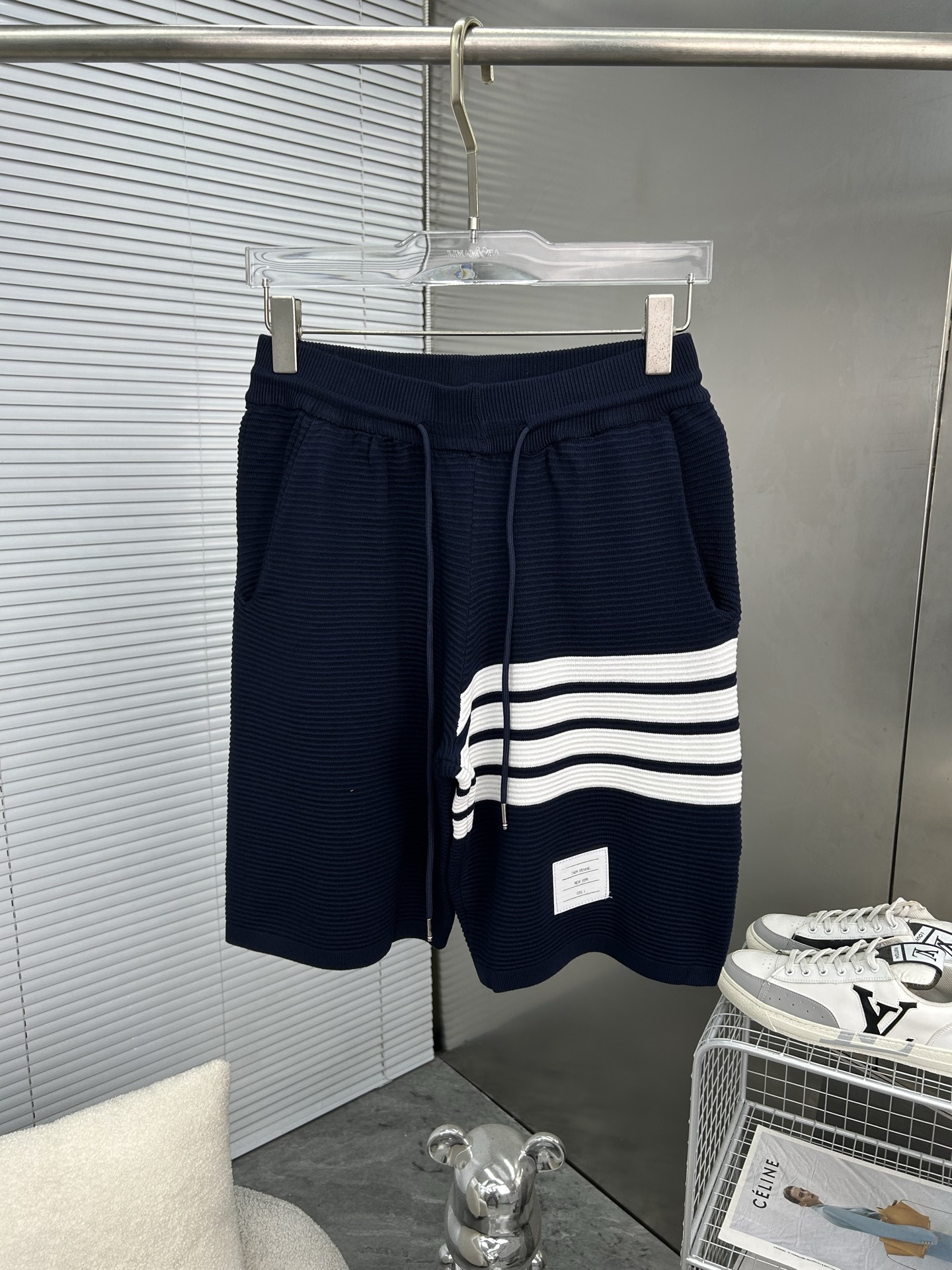 NO:947266,TB Thom Browne Thom Browne color-blocked four-bar knitted shorts upgraded, inspired by the 1980s retro original fabric official same style cash-in shorts customized mesh sweater knitted fabric very comfortable to the touch, the latest brick cabinet synchronization for spring and summer, fashionable and individual, super versatile and good-looking, very suitable for both men and women, a must-have style, tag collar, washed wheat, complete with three standards, color: blue and white, size M-2XL,,thom  browne,shorts,sweaters,19860909TB汤姆布朗 Thom Browne 汤姆布朗 拼色 四杠针织 短裤 升级,灵感源自八十年代复古 原版面料 官方同款 套现短裤 定制 网纱毛衣针织面料 手感非常舒服  春夏最新砖柜同步 时尚又个性 超级百搭好看款 男女都非常合适 人手必备款 吊牌 领标 水洗麦 三标齐全 颜色: 蓝白色 尺码M-2XL,,thom browne,shorts,sweaters,,Men's clothing