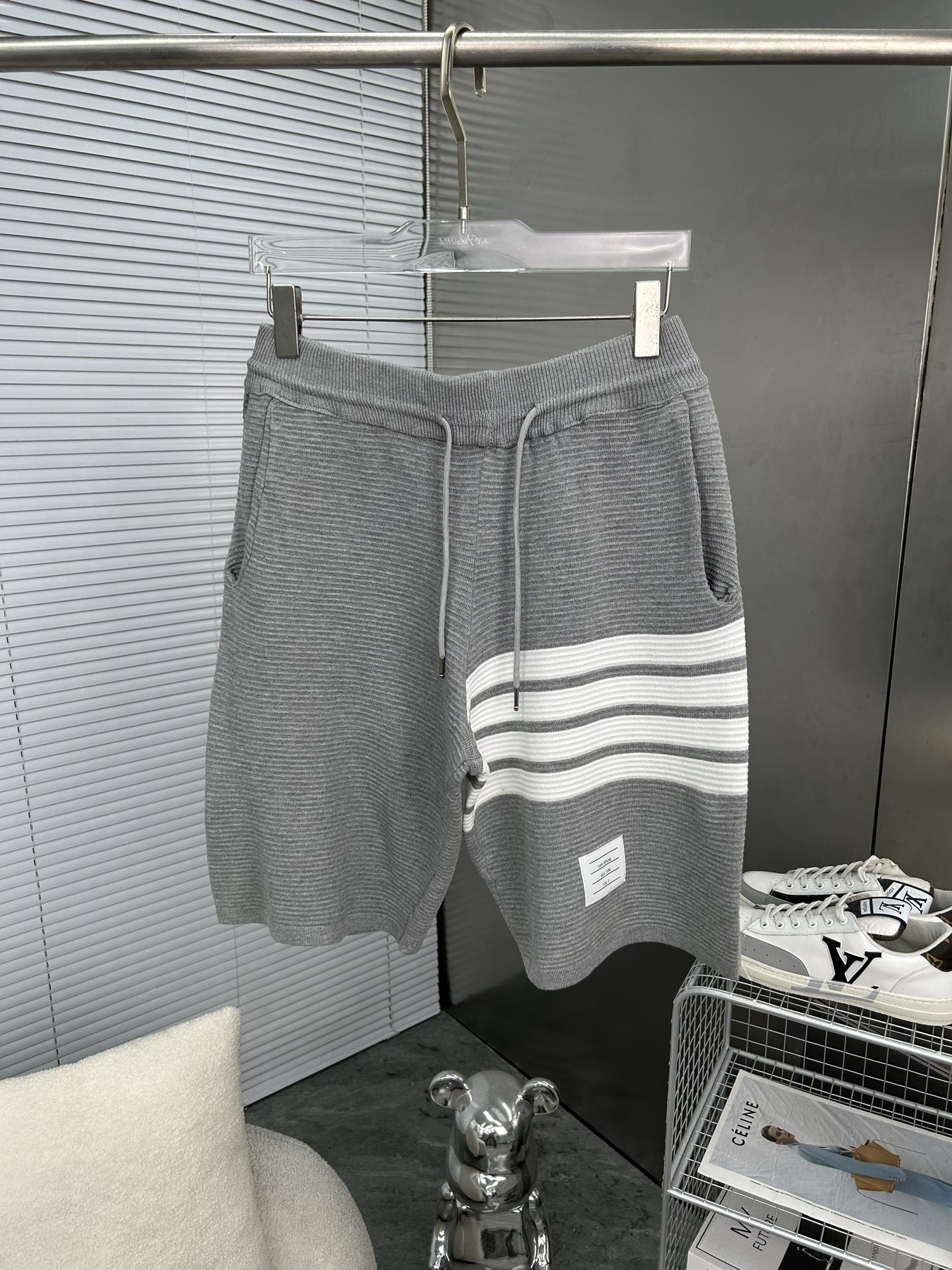 NO:947274,TB Thom Browne Thom Browne color-blocked four-bar knitted shorts upgraded, inspired by the 1980s retro original fabric official same style cash-in shorts customized mesh sweater knitted fabric very comfortable to the touch, the latest brick cabinet synchronization for spring and summer, fashionable and individual, super versatile and good-looking, very suitable for both men and women, a must-have style, tag collar, washed wheat, complete with three standards, color: off-white, size M-2XL,,thom  browne,shorts,sweaters,19860909TB汤姆布朗 Thom Browne 汤姆布朗 拼色 四杠针织 短裤 升级,灵感源自八十年代复古 原版面料 官方同款 套现短裤 定制 网纱毛衣针织面料 手感非常舒服  春夏最新砖柜同步 时尚又个性 超级百搭好看款 男女都非常合适 人手必备款 吊牌 领标 水洗麦 三标齐全 颜色: 灰白色 尺码M-2XL,,thom browne,shorts,sweaters,,Men's clothing
