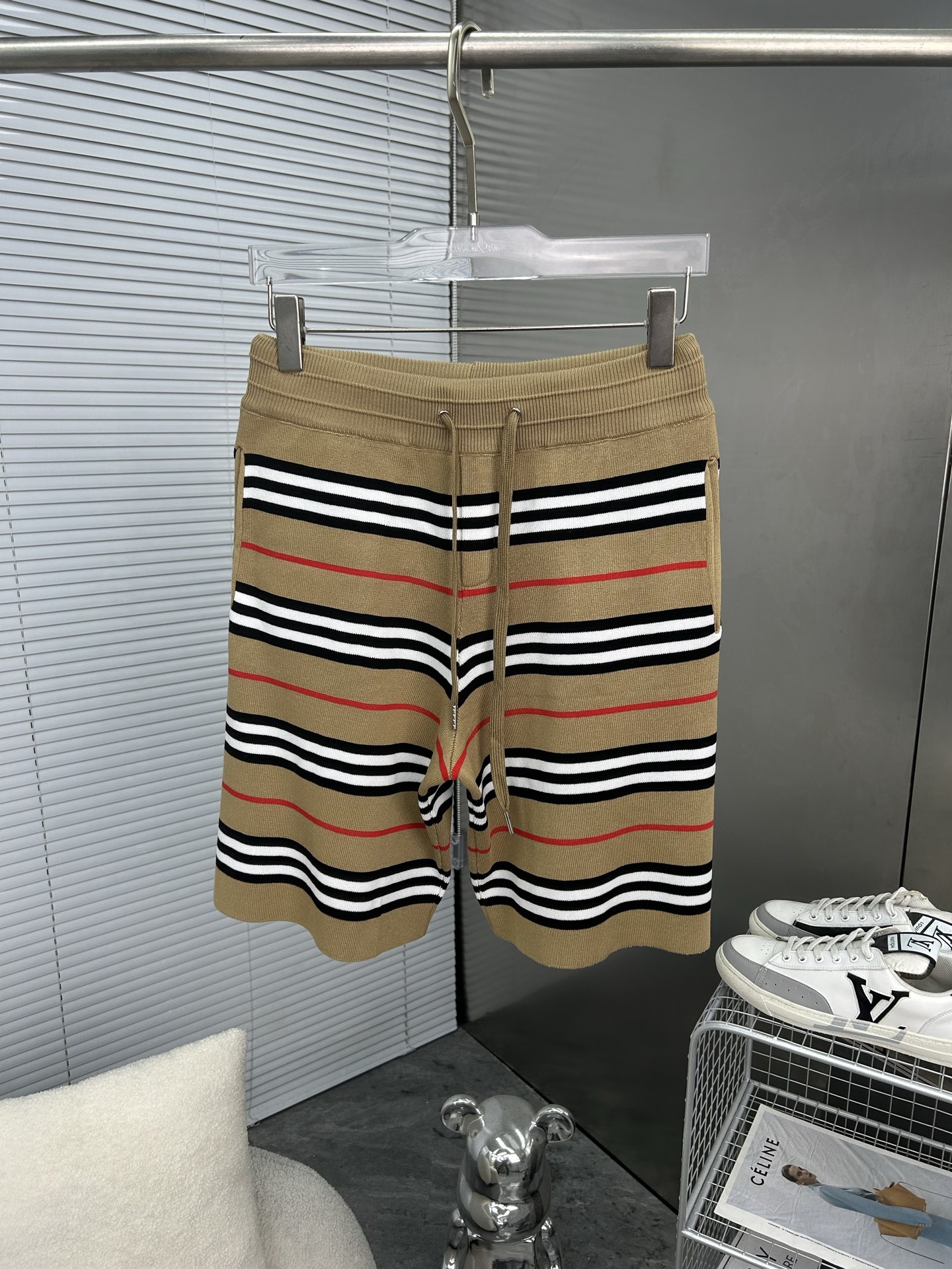 NO:947281,BURBERRY classic 2026SS new knitted shorts, customized fabric using wafer cloth weaving, jacquard knitting technology, tight and three-dimensional version, 4-bar splicing, customized trouser cord hardware with strong texture and smoothness, comfortable and breathable upper body, concave and convex three-dimensional feel, fashionable and casual wear, horizontal stripes, code number M-XXL,, burberry, burberry, shorts,19860909BURBERRY巴宝莉 经典款2026SS新款针织短裤,定制面料采用威化布织法,提花针织工艺,版型紧致立体,4杠拼接,定制裤绳五金质感强,顺滑,上身舒适透气,凹凸有型的立体感,时尚休闲穿搭 横条纹 码数M-XXL,,burberry,burberry,shorts,,Men's clothing