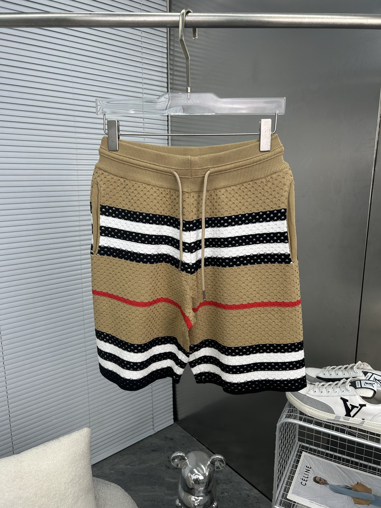 NO:947294,BURBERRY Burberry classic 2026 SS new knitted shorts, customized fabrics using wafer cloth weaving, jacquard knitting technology, tight three-dimensional version, 4-bar splicing, customized trouser cord hardware with strong texture and smoothness, comfortable and breathable upper body, concave and convex three-dimensional sense, fashionable and casual wear, litchi pattern size M-XXL,, burberry, burberry, shorts,19860909BURBERRY巴宝莉 经典款2026SS新款针织短裤,定制面料采用威化布织法,提花针织工艺,版型紧致立体,4杠拼接,定制裤绳五金质感强,顺滑,上身舒适透气,凹凸有型的立体感,时尚休闲穿搭 荔枝纹码数M-XXL,,burberry,burberry,shorts,,Men's clothing