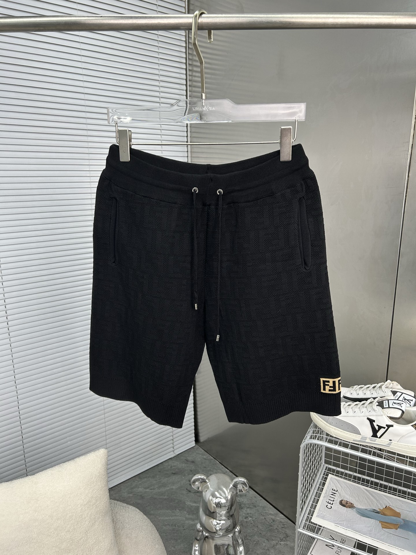 NO:947291,FENDI Fendi dark pattern 2026SS new knitted shorts, customized fabric using wafer cloth weaving method, jacquard knitting technology, tight and three-dimensional version, customized trouser cord hardware with strong texture and smoothness, comfortable and breathable upper body, concave and convex three-dimensional sense, fashionable and casual wear, black size M-XXL,,fendi,fendi,shorts,19860909FENDI芬迪 暗纹2026SS新款针织短裤,定制面料采用威化布织法,提花针织工艺,版型紧致立体,定制裤绳五金质感强,顺滑,上身舒适透气,凹凸有型的立体感,时尚休闲穿搭 黑色码数M-XXL,,fendi,fendi,shorts,,Men's clothing