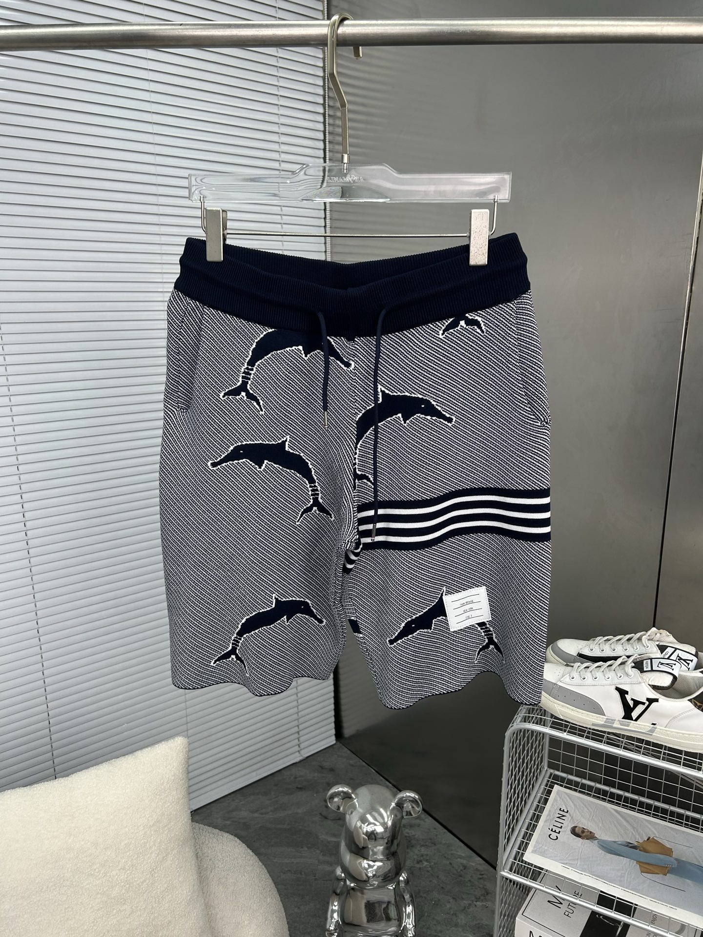 NO:947210,TB Thom Browne2026SS new knitted shorts, customized fabric using wafer cloth weaving, jacquard knitting technology, tight and three-dimensional version, 4-bar splicing, customized trouser cord hardware with strong texture and smoothness, comfortable and breathable upper body, concave and convex three-dimensional sense, fashionable and casual wear, blue dolphin size M-XXL,,thom browne,shorts,19860909TB汤姆布朗 Thom Browne2026SS新款针织短裤,定制面料采用威化布织法,提花针织工艺,版型紧致立体,4杠拼接,定制裤绳五金质感强,顺滑,上身舒适透气,凹凸有型的立体感,时尚休闲穿搭 蓝色海豚码数M-XXL,,thom browne,shorts,,Men's clothing