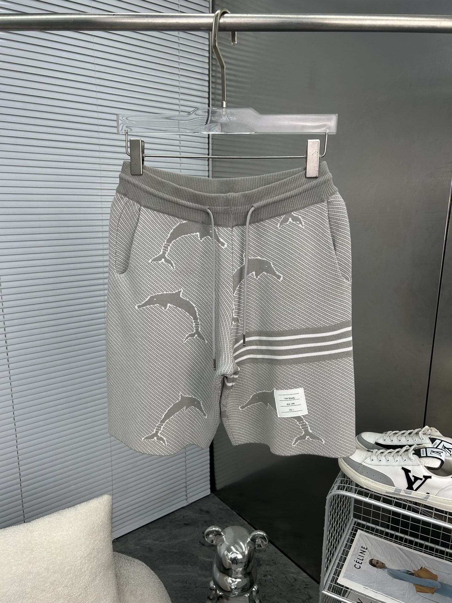 NO:947219,TB Thom Browne 2026SS new knitted shorts, customized fabric using wafer cloth weaving, jacquard knitting technology, tight and three-dimensional version, 4-bar splicing, customized trouser cord hardware with strong texture and smoothness, comfortable and breathable upper body, concave and convex three-dimensional sense, fashionable and casual wear, gray dolphin size M-XXL,,thom browne,shorts,19860909TB汤姆布朗 Thom Browne2026SS新款针织短裤,定制面料采用威化布织法,提花针织工艺,版型紧致立体,4杠拼接,定制裤绳五金质感强,顺滑,上身舒适透气,凹凸有型的立体感,时尚休闲穿搭 灰色海豚码数M-XXL,,thom browne,shorts,,Men's clothing
