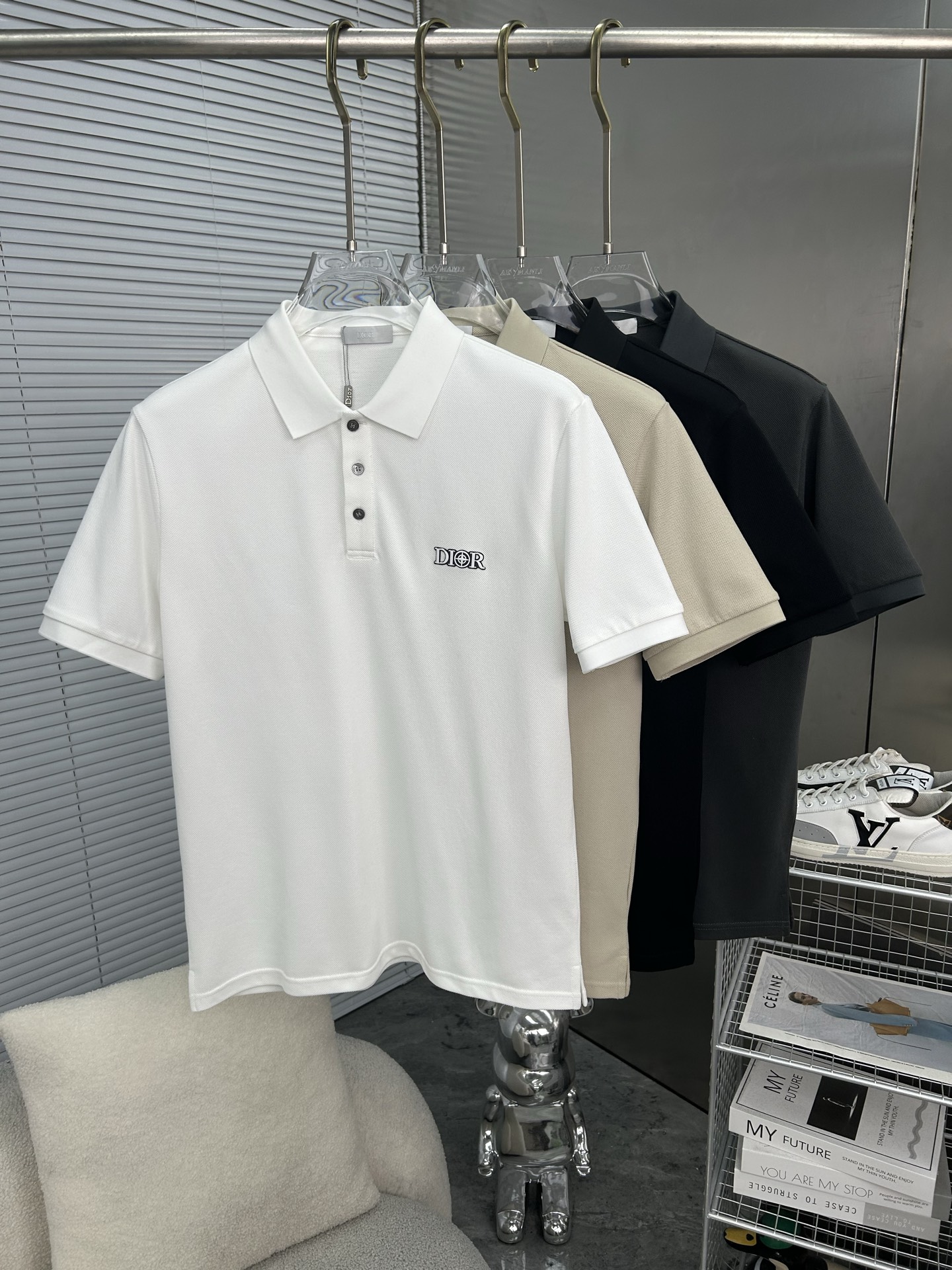 NO:871145,DIOR Dior's new 2026 spring and summer polo shirt is a business casual lapel short-sleeved T-shirt. The exquisite and fitted tailoring sets off the minimalist design style, showing the elegant style at a glance!  High gram weight 260g pure cotton pique fabric, the quality is supreme, the materials will never disappoint, the fabric surface is fine and smooth, soft and skin-friendly, the cotton is full, with elasticity, the upper body is high-end and crisp and stylish at the same time, size M-3XL, dior, dior, T-shirt, tees, t-shirt,19860909DIOR迪奥 2026春夏新款polo衫商务休闲翻领短袖T恤,精致合体的剪裁版型衬托出了极简主义的设计风格,把优雅风展露的一览无余！高克重260g纯棉珠地面料,品质至上,用料永远不会让人失望,布面精细光滑,柔软亲肤,棉质饱满,附有弹力 ,上身高档的同时又挺括有型,尺码M-3XL,,dior,dior,T-shirt,tees，t-shirt,,Men's clothing