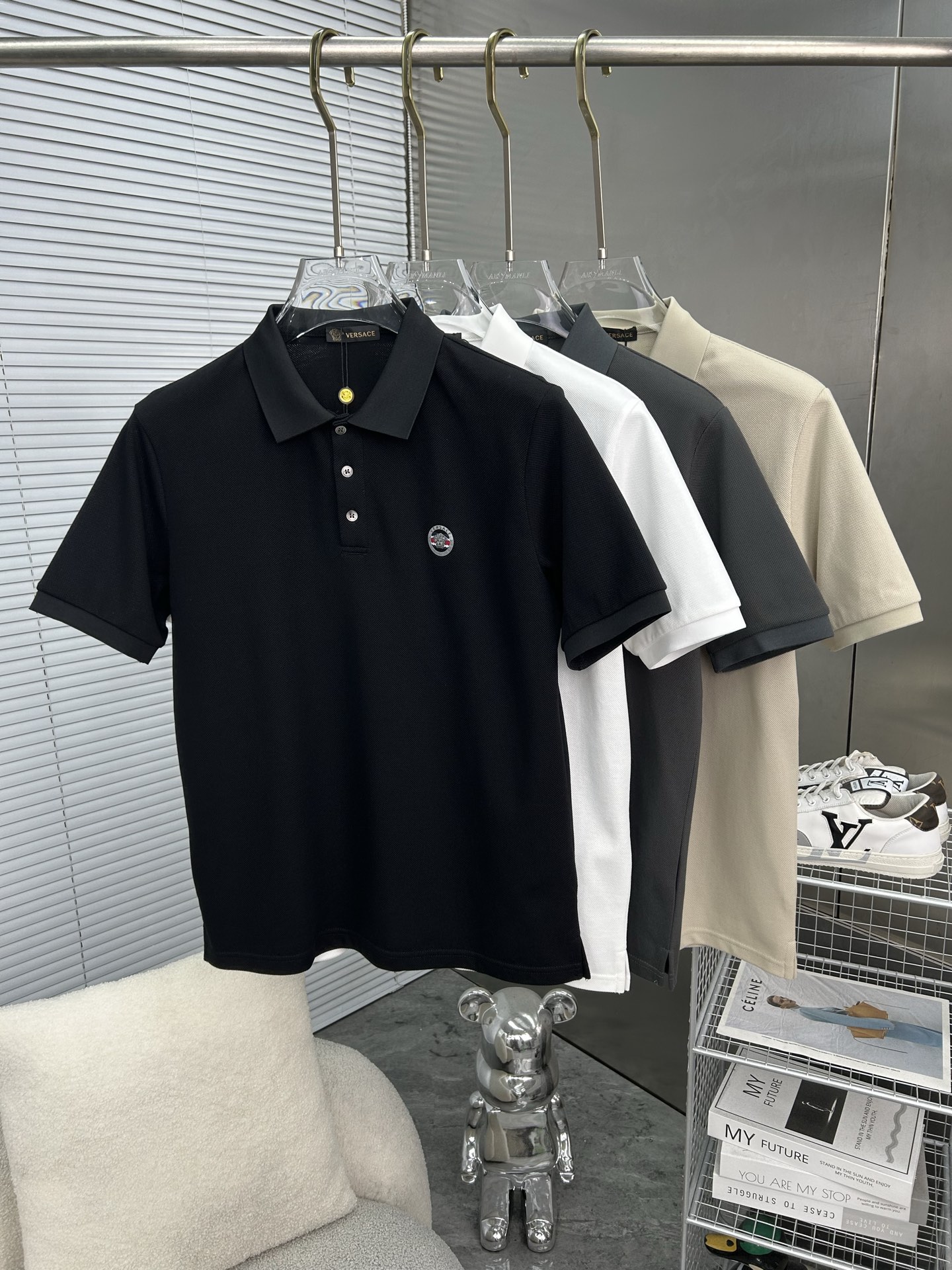 NO:871088,VERSACE Versace 2026 spring and summer new polo shirt business casual lapel short-sleeved T-shirt, the exquisite and fitted tailoring sets off the minimalist design style, showing the elegant style at a glance!  High gram weight 260g pure cotton pique fabric, the quality is supreme, the materials will never disappoint, the fabric surface is fine and smooth, soft and skin-friendly, the cotton is full, with elasticity, the upper body is high-end and crisp and stylish, sizes M-3XL,,versace,versace,T-shirt,tees,t-shirt,19860909VERSACE范思哲 2026春夏新款polo衫商务休闲翻领短袖T恤,精致合体的剪裁版型衬托出了极简主义的设计风格,把优雅风展露的一览无余！高克重260g纯棉珠地面料,品质至上,用料永远不会让人失望,布面精细光滑,柔软亲肤,棉质饱满,附有弹力 ,上身高档的同时又挺括有型,尺码M-3XL,,versace,versace,T-shirt,tees，t-shirt,,Men's clothing