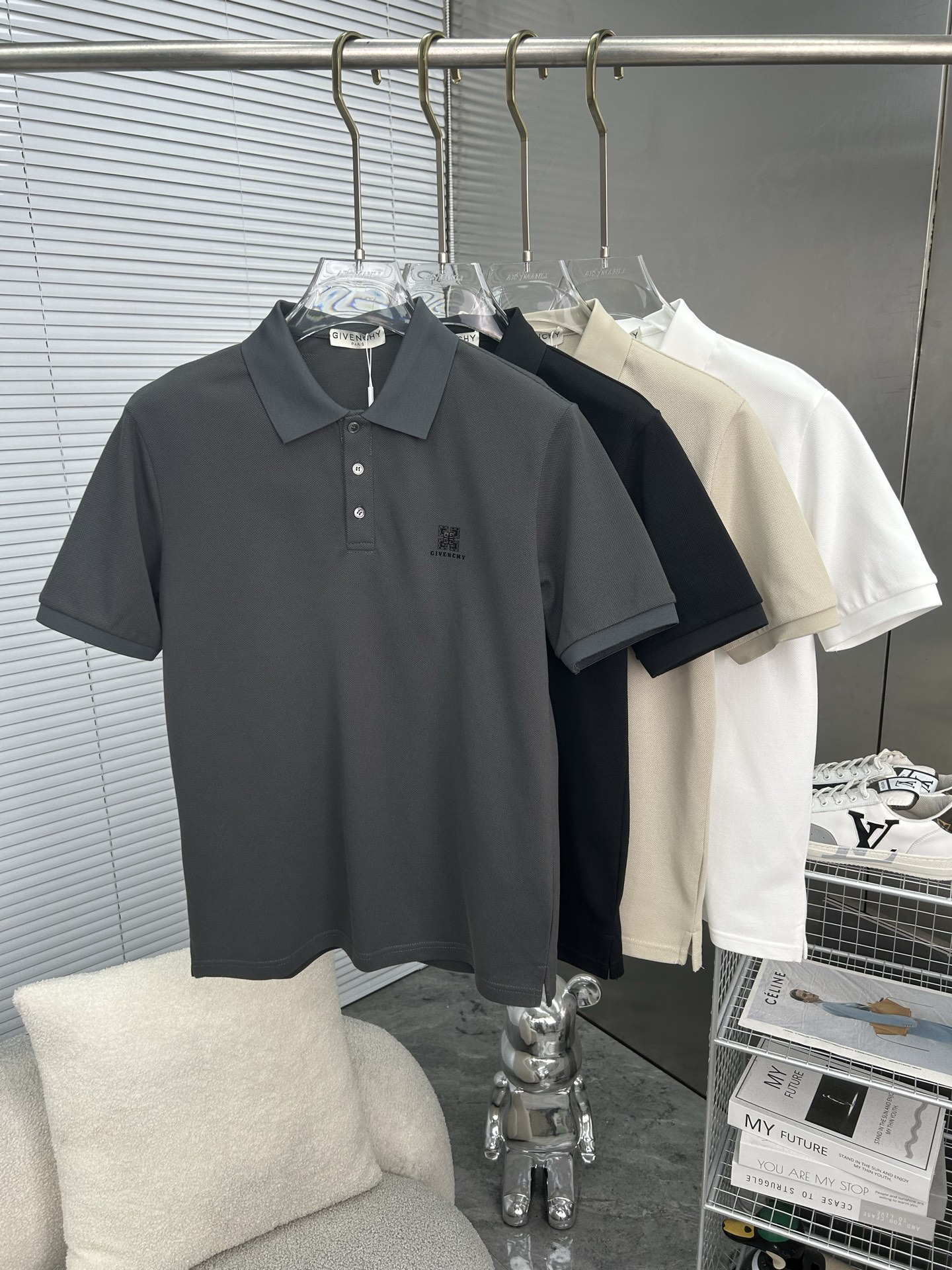 NO:871082,GIVENCHY 2026 spring and summer new polo shirt business casual lapel short-sleeved T-shirt, the exquisite and fitted tailoring sets off the minimalist design style, showing the elegant style at a glance!  High gram weight 260g pure cotton pique fabric, the quality is supreme, the materials used will never disappoint, the fabric surface is fine and smooth, soft and skin-friendly, the cotton is full, with elasticity, the upper body is high-end and crisp and stylish at the same time, size M-3XL,,givenchy,givenchy,T-shirt,tees,t-shirt,19860909GIVENCHY纪梵希 2026春夏新款polo衫商务休闲翻领短袖T恤,精致合体的剪裁版型衬托出了极简主义的设计风格,把优雅风展露的一览无余！高克重260g纯棉珠地面料,品质至上,用料永远不会让人失望,布面精细光滑,柔软亲肤,棉质饱满,附有弹力 ,上身高档的同时又挺括有型,尺码M-3XL,,givenchy,givenchy,T-shirt,tees，t-shirt,,Men's clothing