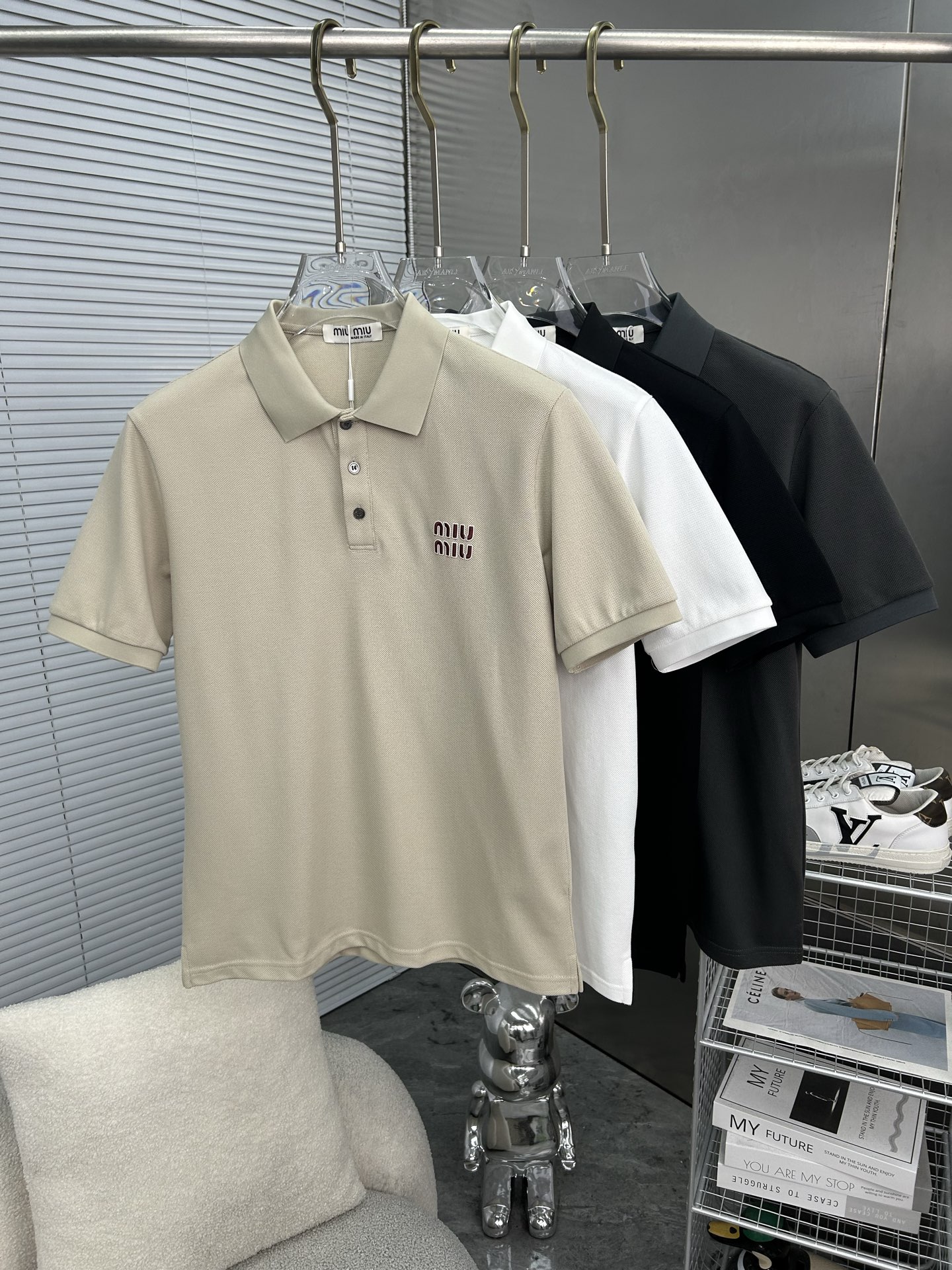 NO:871096,MIU MIU Miu Miu's 2026 spring and summer new polo shirt business casual lapel short-sleeved T-shirt. The exquisite and fitted tailoring sets off the minimalist design style, showing the elegant style at a glance!  High gram weight 260g pure cotton pique fabric, the quality is supreme, the materials will never disappoint, the fabric surface is fine and smooth, soft and skin-friendly, the cotton is full, with elasticity, the upper body is high-end and crisp and stylish at the same time, size M-3XL,, miumiu, T-shirt, tees, t-shirt,19860909MIU MIU缪缪 2026春夏新款polo衫商务休闲翻领短袖T恤,精致合体的剪裁版型衬托出了极简主义的设计风格,把优雅风展露的一览无余！高克重260g纯棉珠地面料,品质至上,用料永远不会让人失望,布面精细光滑,柔软亲肤,棉质饱满,附有弹力 ,上身高档的同时又挺括有型,尺码M-3XL,,miumiu,T-shirt,tees，t-shirt,,Men's clothing