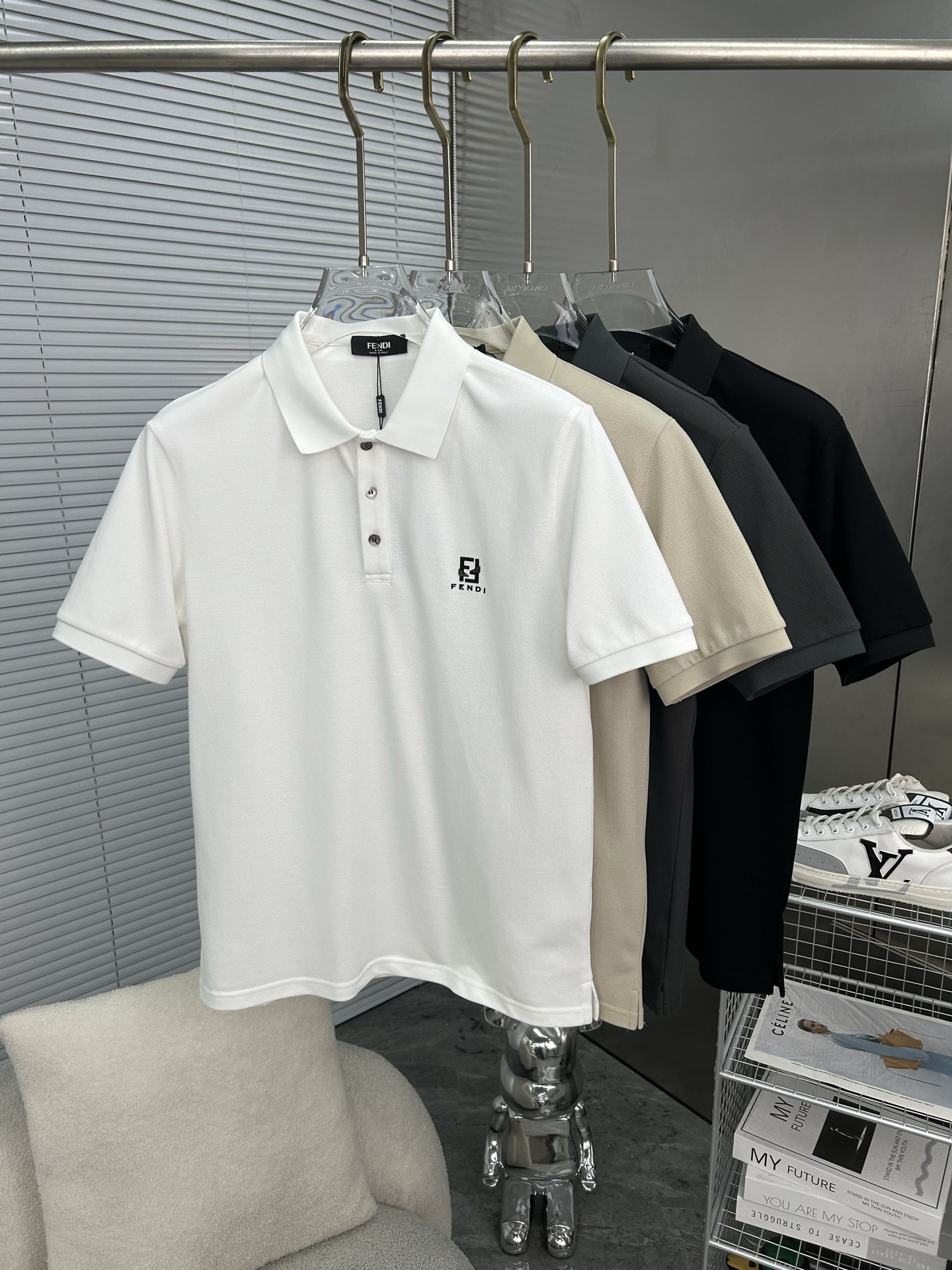 NO:871104,FENDI Fendi 2026 spring and summer new polo shirt business casual lapel short-sleeved T-shirt, the exquisite and fitted tailoring sets off the minimalist design style, showing the elegant style at a glance!  High gram weight 260g pure cotton pique fabric, the quality is supreme, the materials will never disappoint, the fabric surface is fine and smooth, soft and skin-friendly, the cotton is full, with elasticity, the upper body is high-end and crisp and stylish at the same time, sizes M-3XL,, fendi, fendi, T-shirt, tees, t-shirt,19860909FENDI芬迪 2026春夏新款polo衫商务休闲翻领短袖T恤,精致合体的剪裁版型衬托出了极简主义的设计风格,把优雅风展露的一览无余！高克重260g纯棉珠地面料,品质至上,用料永远不会让人失望,布面精细光滑,柔软亲肤,棉质饱满,附有弹力 ,上身高档的同时又挺括有型,尺码M-3XL,,fendi,fendi,T-shirt,tees，t-shirt,,Men's clothing