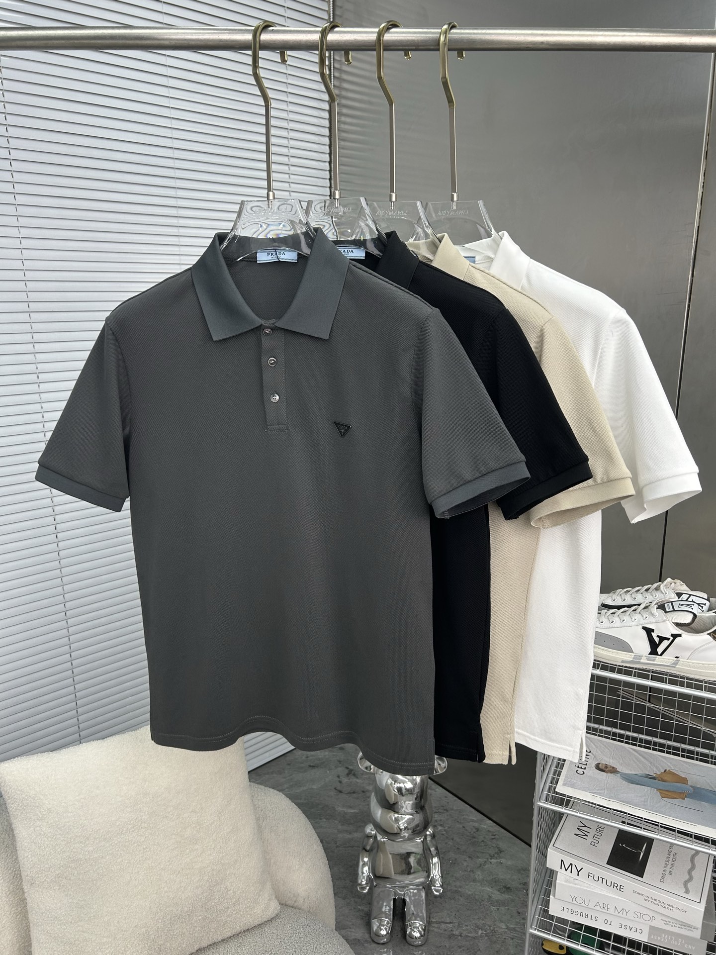 NO:877501,PRADA 2025 spring and summer new polo shirt business casual lapel short-sleeved T-shirt, the exquisite and fitted tailoring sets off the minimalist design style, showing the elegant style at a glance!  High gram weight 260g pure cotton pique fabric, the quality is supreme, the materials used will never disappoint, the fabric surface is fine and smooth, soft and skin-friendly, the cotton is full, with elasticity, the upper body is high-end and crisp and stylish at the same time, sizes M-3XL, prada, prada, T-shirt, tees, t-shirt,19860909PRADA普拉达 2025春夏新款polo衫商务休闲翻领短袖T恤,精致合体的剪裁版型衬托出了极简主义的设计风格,把优雅风展露的一览无余！高克重260g纯棉珠地面料,品质至上,用料永远不会让人失望,布面精细光滑,柔软亲肤,棉质饱满,附有弹力 ,上身高档的同时又挺括有型,尺码M-3XL,,prada,prada,T-shirt,tees，t-shirt,,Men's clothing