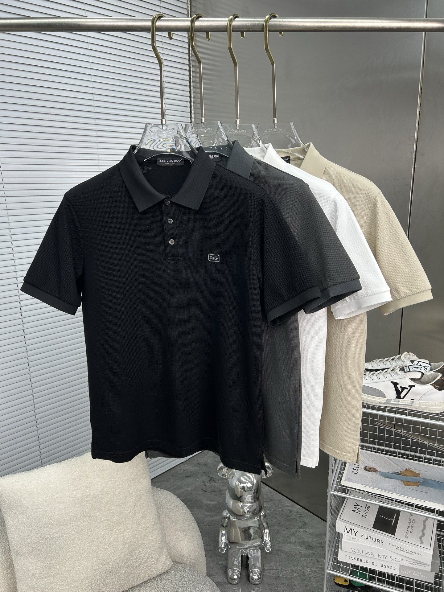 NO:877503,DG Dolce & Gabbana's 2025 spring and summer new polo shirt business casual lapel short-sleeved T-shirt, the exquisite and fitted tailoring sets off the minimalist design style, showing the elegant style at a glance!  High gram weight 260g pure cotton pique fabric, the quality is supreme, the materials will never disappoint, the fabric surface is fine and smooth, soft and skin-friendly, the cotton is full, with elasticity, the upper body is high-end and crisp and stylish at the same time, size M-3XL, Dolce&Gabbana, T-shirt, tees, t-shirt,19860909DG杜嘉班纳 2025春夏新款polo衫商务休闲翻领短袖T恤,精致合体的剪裁版型衬托出了极简主义的设计风格,把优雅风展露的一览无余！高克重260g纯棉珠地面料,品质至上,用料永远不会让人失望,布面精细光滑,柔软亲肤,棉质饱满,附有弹力 ,上身高档的同时又挺括有型,尺码M-3XL,,Dolce&Gabbana,T-shirt,tees，t-shirt,,Men's clothing