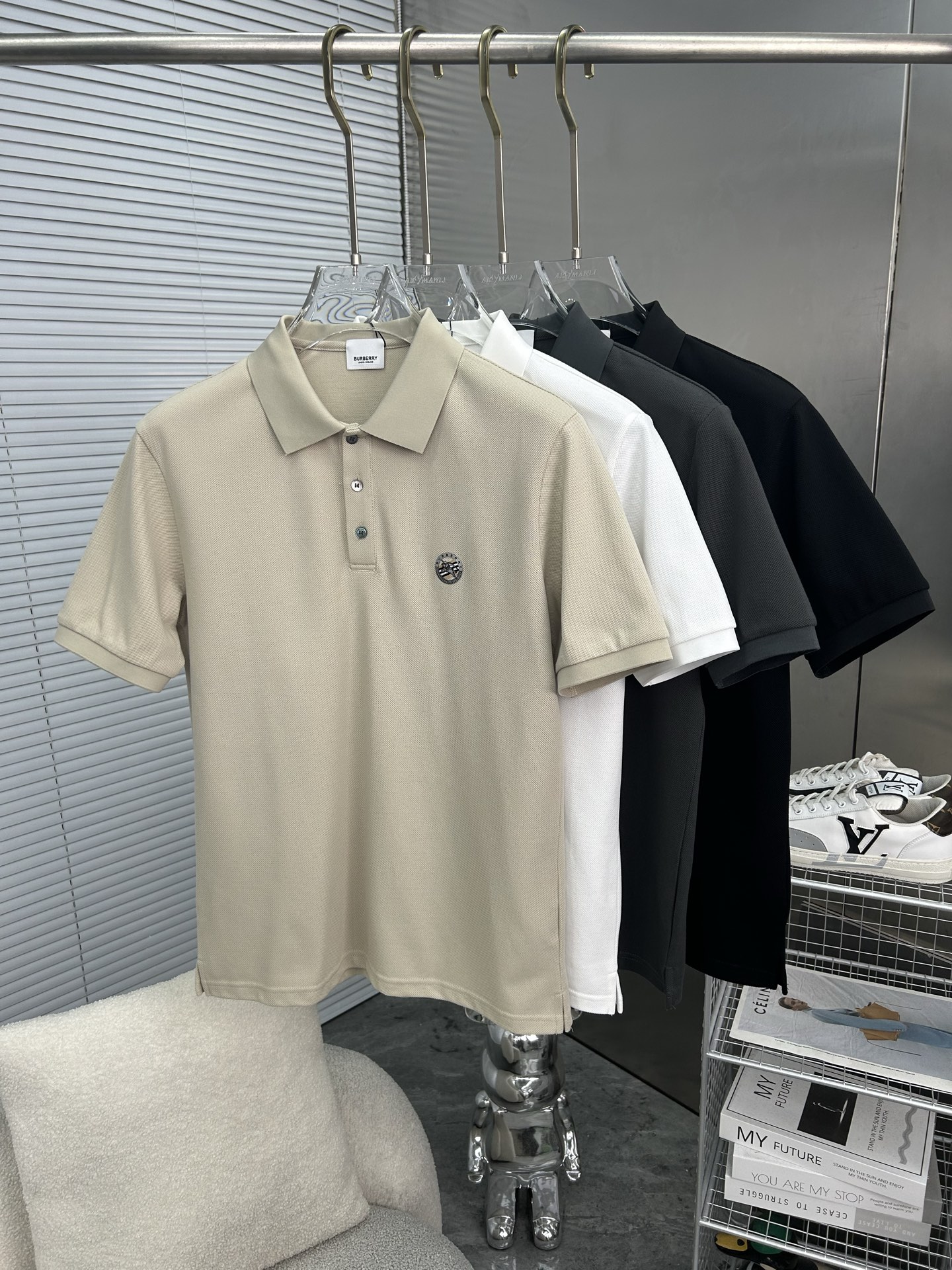 NO:877504,BURBERRY 2025 spring and summer new polo shirt business casual lapel short-sleeved T-shirt, the exquisite and fitted tailoring sets off the minimalist design style, showing the elegant style at a glance!  High gram weight 260g pure cotton pique fabric, the quality is supreme, the materials will never disappoint, the fabric surface is fine and smooth, soft and skin-friendly, the cotton is full, with elasticity, the upper body is high-end and crisp and stylish at the same time, sizes M-3XL,, burberry, burberry, T-shirt, tees, t-shirt,19860909BURBERRY巴宝莉 2025春夏新款polo衫商务休闲翻领短袖T恤,精致合体的剪裁版型衬托出了极简主义的设计风格,把优雅风展露的一览无余！高克重260g纯棉珠地面料,品质至上,用料永远不会让人失望,布面精细光滑,柔软亲肤,棉质饱满,附有弹力 ,上身高档的同时又挺括有型,尺码M-3XL,,burberry,burberry,T-shirt,tees，t-shirt,,Men's clothing
