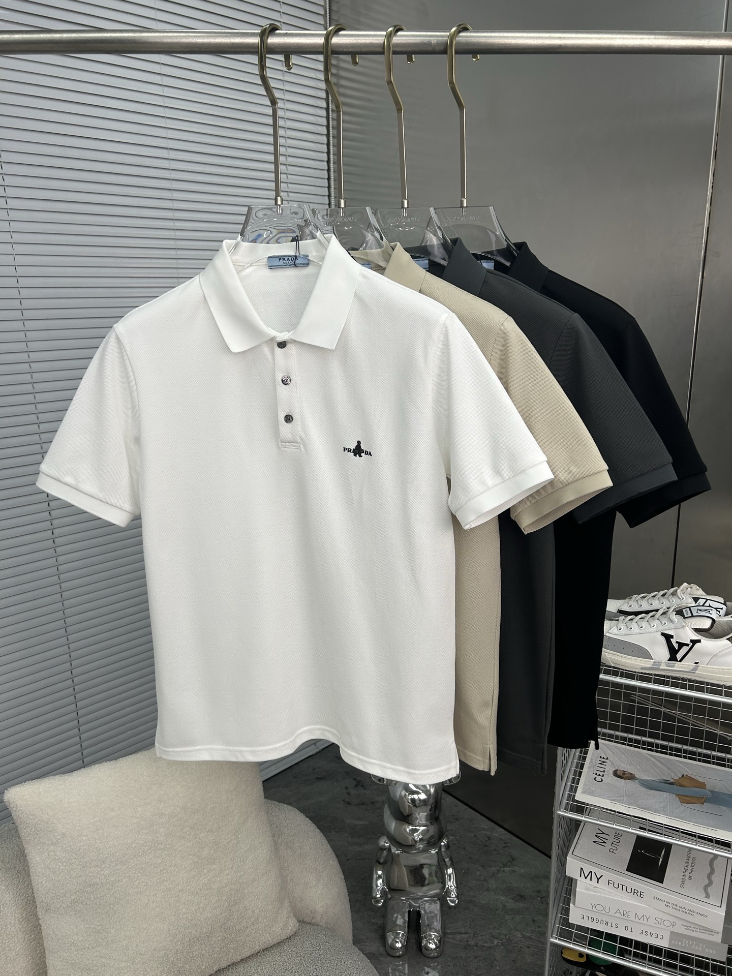 NO:877505,PRADA 2025 spring and summer new polo shirt business casual lapel short-sleeved T-shirt, the exquisite and fitted tailoring sets off the minimalist design style, showing the elegant style at a glance!  High gram weight 260g pure cotton pique fabric, the quality is supreme, the materials used will never disappoint, the fabric surface is fine and smooth, soft and skin-friendly, the cotton is full, with elasticity, the upper body is high-end and crisp and stylish at the same time, sizes M-3XL, prada, prada, T-shirt, tees, t-shirt,19860909PRADA普拉达 2025春夏新款polo衫商务休闲翻领短袖T恤,精致合体的剪裁版型衬托出了极简主义的设计风格,把优雅风展露的一览无余！高克重260g纯棉珠地面料,品质至上,用料永远不会让人失望,布面精细光滑,柔软亲肤,棉质饱满,附有弹力 ,上身高档的同时又挺括有型,尺码M-3XL,,prada,prada,T-shirt,tees，t-shirt,,Men's clothing
