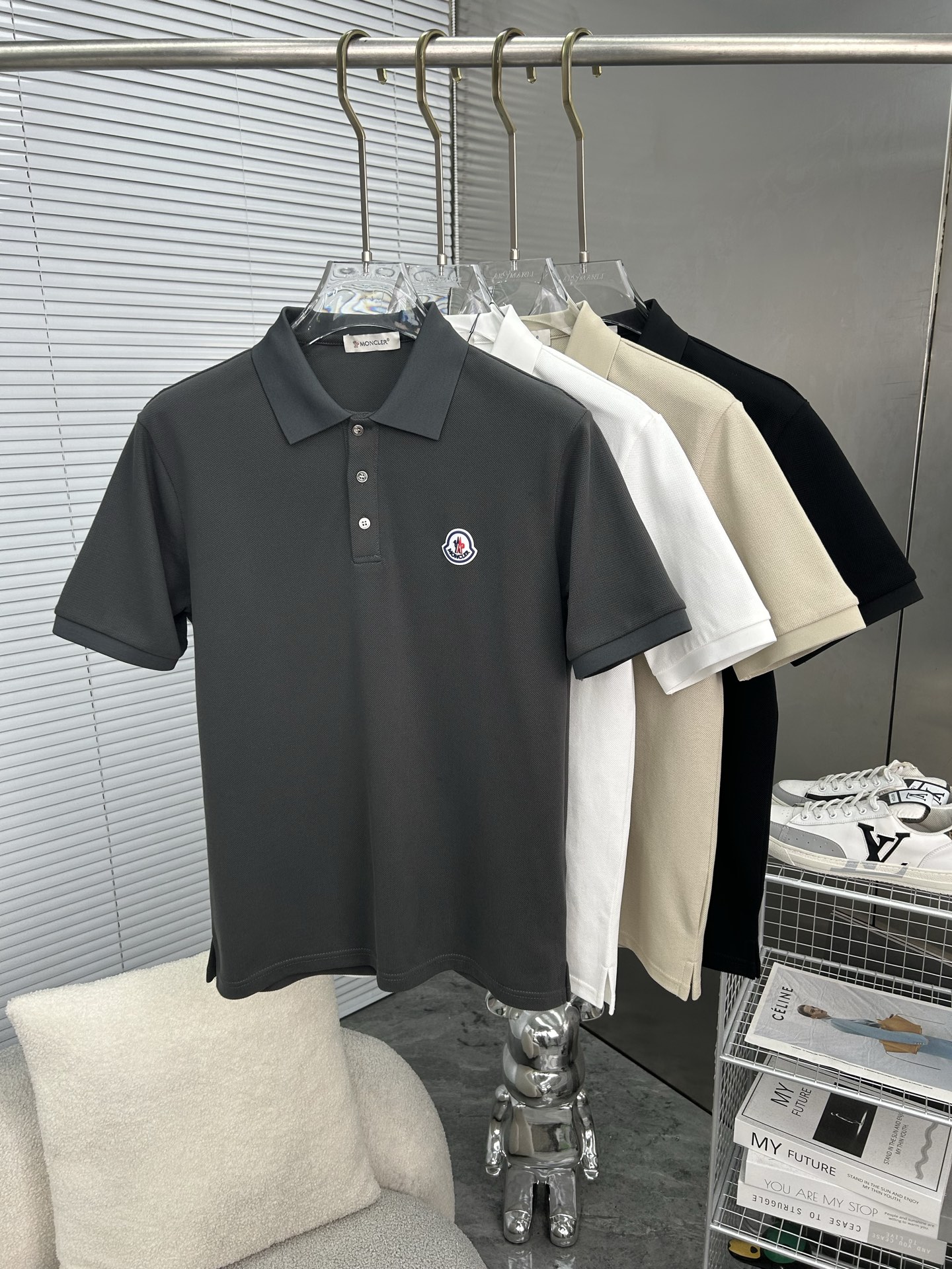 NO:877543,MONCLER 2025 spring and summer new polo shirt business casual lapel short-sleeved T-shirt, the exquisite and fitted tailoring sets off the minimalist design style, showing the elegant style at a glance!  High gram weight 260g pure cotton pique fabric, the quality is supreme, the materials will never disappoint, the fabric surface is fine and smooth, soft and skin-friendly, the cotton is full, with elasticity, the upper body is high-end and crisp and stylish at the same time, sizes M-3XL, Moncler, T-shirt, tees, t-shirt,19860909MONCLER蒙口 2025春夏新款polo衫商务休闲翻领短袖T恤,精致合体的剪裁版型衬托出了极简主义的设计风格,把优雅风展露的一览无余！高克重260g纯棉珠地面料,品质至上,用料永远不会让人失望,布面精细光滑,柔软亲肤,棉质饱满,附有弹力 ,上身高档的同时又挺括有型,尺码M-3XL,,Moncler,T-shirt,tees，t-shirt,,Men's clothing