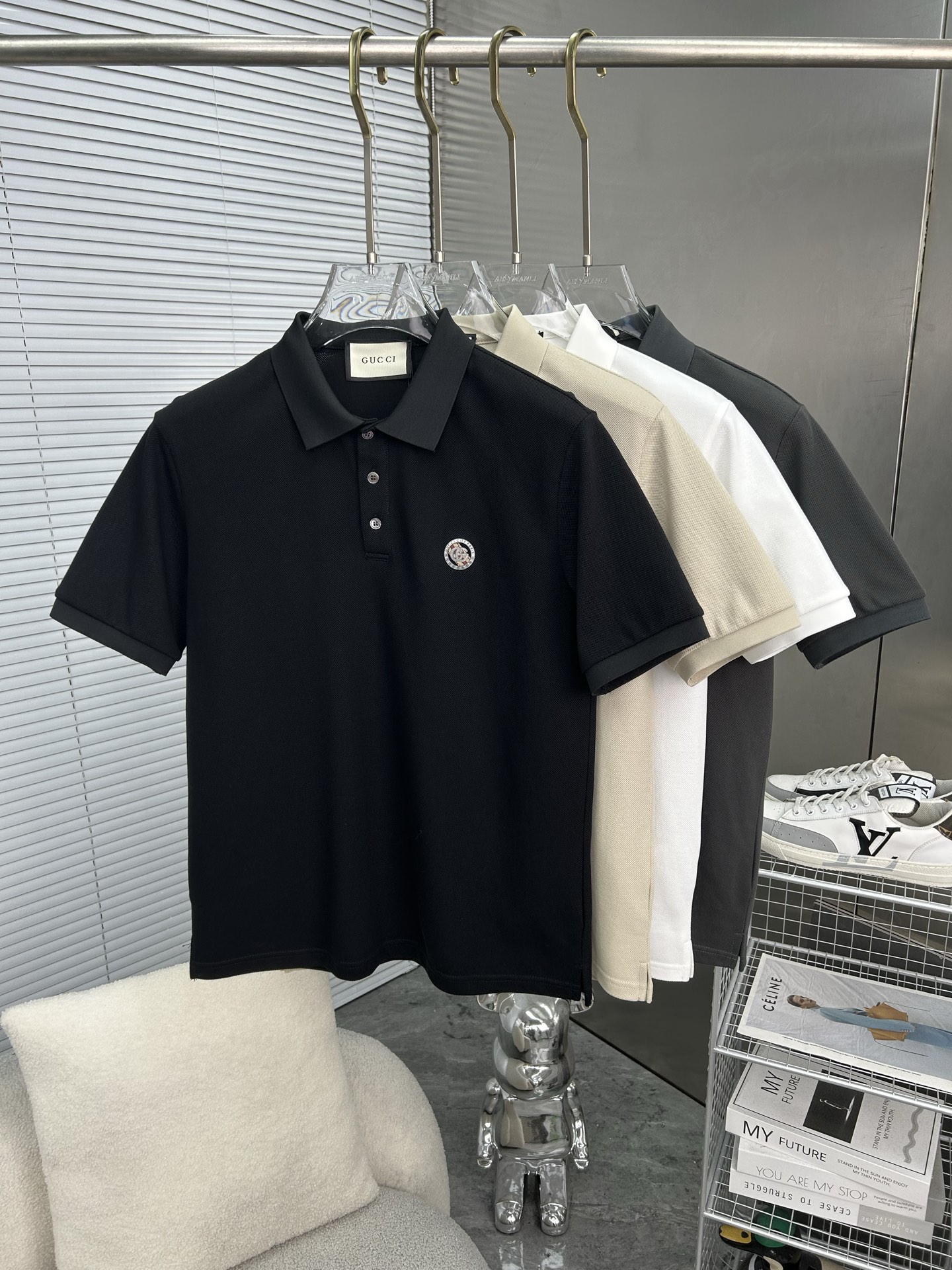 NO:877548,GUCCI 2025 spring and summer new polo shirt business casual lapel short-sleeved T-shirt, the exquisite and fitted tailoring sets off the minimalist design style, showing the elegant style at a glance!  High gram weight 260g pure cotton pique fabric, the quality is supreme, the materials will never disappoint, the fabric surface is fine and smooth, soft and skin-friendly, the cotton is full, with elasticity, the upper body is high-end and crisp and stylish at the same time, sizes M-3XL,, gucci, T-shirt, tees, t-shirt,19860909GUCCI古奇 2025春夏新款polo衫商务休闲翻领短袖T恤,精致合体的剪裁版型衬托出了极简主义的设计风格,把优雅风展露的一览无余！高克重260g纯棉珠地面料,品质至上,用料永远不会让人失望,布面精细光滑,柔软亲肤,棉质饱满,附有弹力 ,上身高档的同时又挺括有型,尺码M-3XL,,gucci,T-shirt,tees，t-shirt,,Men's clothing