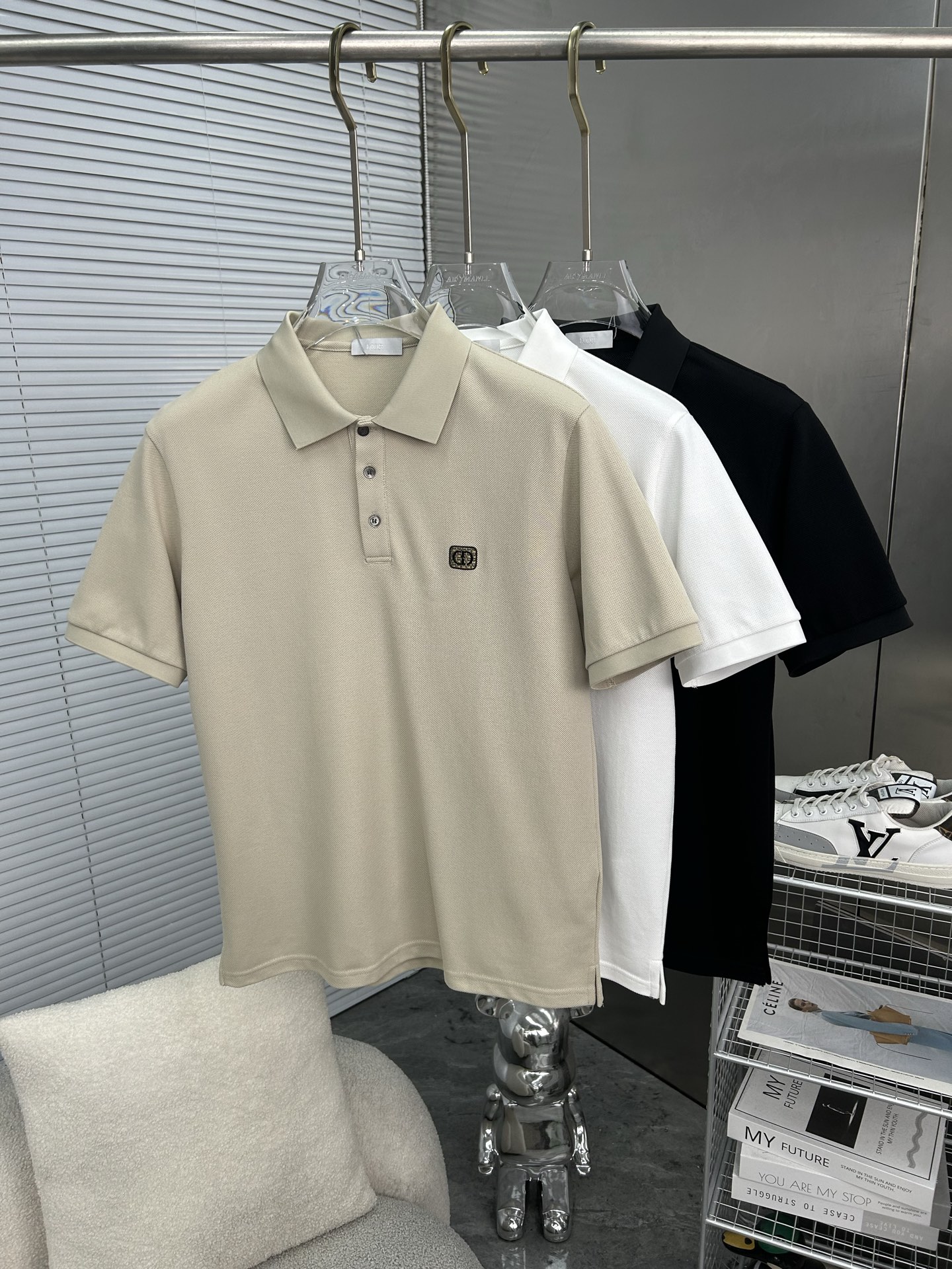 NO:877552,DIOR Dior's new 2025 spring and summer polo shirts are business casual lapel short-sleeved T-shirts. The exquisite and fitted tailoring sets off the minimalist design style, showing the elegant style at a glance!  High gram weight 260g pure cotton pique fabric, the quality is supreme, the materials will never disappoint, the fabric surface is fine and smooth, soft and skin-friendly, the cotton is full, with elasticity, the upper body is high-end and crisp and stylish at the same time, size M-3XL, dior, dior, T-shirt, tees, t-shirt,19860909DIOR迪奥 2025春夏新款polo衫商务休闲翻领短袖T恤,精致合体的剪裁版型衬托出了极简主义的设计风格,把优雅风展露的一览无余！高克重260g纯棉珠地面料,品质至上,用料永远不会让人失望,布面精细光滑,柔软亲肤,棉质饱满,附有弹力 ,上身高档的同时又挺括有型,尺码M-3XL,,dior,dior,T-shirt,tees，t-shirt,,Men's clothing