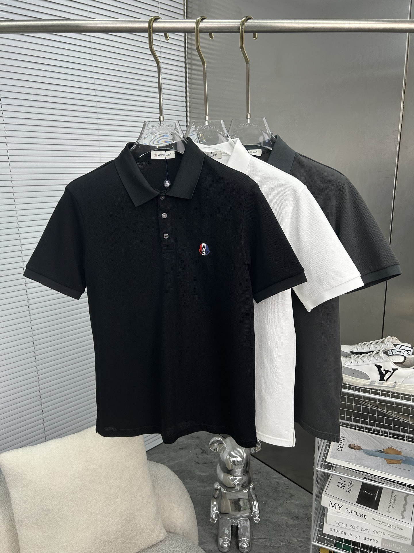 NO:864005,MONCLER 2026 spring and summer new polo shirt, business casual lapel short-sleeved T-shirt, exquisite and fitted tailoring sets off the minimalist design style, showing the elegant style at a glance!  High gram weight 260g pure cotton pique fabric, the quality is supreme, the materials will never disappoint, the fabric surface is fine and smooth, soft and skin-friendly, the cotton is full, with elasticity, the upper body is high-end and crisp and stylish at the same time, sizes M-3XL, Moncler, T-shirt, tees, t-shirt,19860909MONCLER蒙口 2026春夏新款polo衫商务休闲翻领短袖T恤,精致合体的剪裁版型衬托出了极简主义的设计风格,把优雅风展露的一览无余！高克重260g纯棉珠地面料,品质至上,用料永远不会让人失望,布面精细光滑,柔软亲肤,棉质饱满,附有弹力 ,上身高档的同时又挺括有型,尺码M-3XL,,Moncler,T-shirt,tees，t-shirt,,Men's clothing