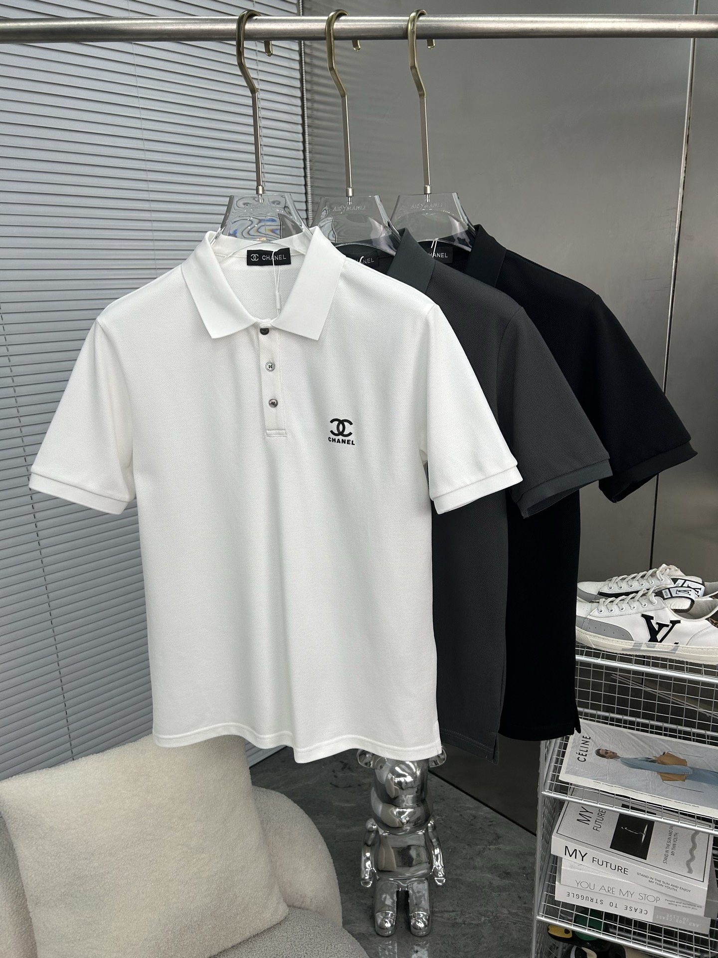 NO:864026,CHANEL Chanel's new 2026 spring and summer polo shirt business casual lapel short-sleeved T-shirt, the exquisite and fitted tailoring sets off the minimalist design style, showing the elegant style at a glance!  High gram weight 260g pure cotton pique fabric, the quality is supreme, the materials will never disappoint, the fabric surface is fine and smooth, soft and skin-friendly, the cotton is full, with elasticity, the upper body is high-end and crisp and stylish at the same time, sizes M-3XL,,chanel,chanel,T-shirt,tees,t-shirt,19860909CHANEL香奈儿 2026春夏新款polo衫商务休闲翻领短袖T恤,精致合体的剪裁版型衬托出了极简主义的设计风格,把优雅风展露的一览无余！高克重260g纯棉珠地面料,品质至上,用料永远不会让人失望,布面精细光滑,柔软亲肤,棉质饱满,附有弹力 ,上身高档的同时又挺括有型,尺码M-3XL,,chanel,chanel,T-shirt,tees，t-shirt,,Men's clothing