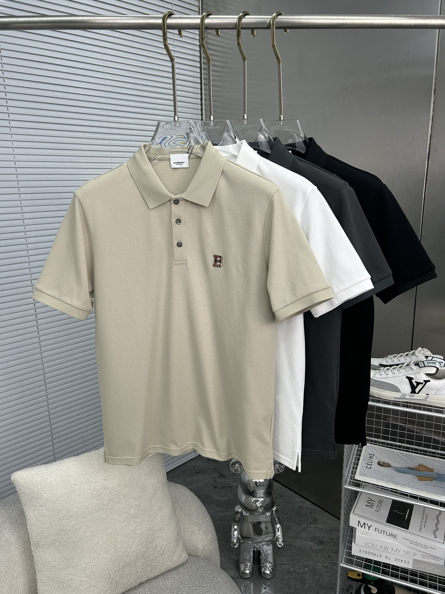 NO:864047,BURBERRY 2026 spring and summer new polo shirt business casual lapel short-sleeved T-shirt, the exquisite and fitted tailoring sets off the minimalist design style, showing the elegant style at a glance!  High gram weight 260g pure cotton pique fabric, the quality is supreme, the materials will never disappoint, the fabric surface is fine and smooth, soft and skin-friendly, the cotton is full, with elasticity, the upper body is high-end and crisp and stylish at the same time, sizes M-3XL,, burberry, burberry, T-shirt, tees, t-shirt,19860909BURBERRY巴宝莉 2026春夏新款polo衫商务休闲翻领短袖T恤,精致合体的剪裁版型衬托出了极简主义的设计风格,把优雅风展露的一览无余！高克重260g纯棉珠地面料,品质至上,用料永远不会让人失望,布面精细光滑,柔软亲肤,棉质饱满,附有弹力 ,上身高档的同时又挺括有型,尺码M-3XL,,burberry,burberry,T-shirt,tees，t-shirt,,Men's clothing