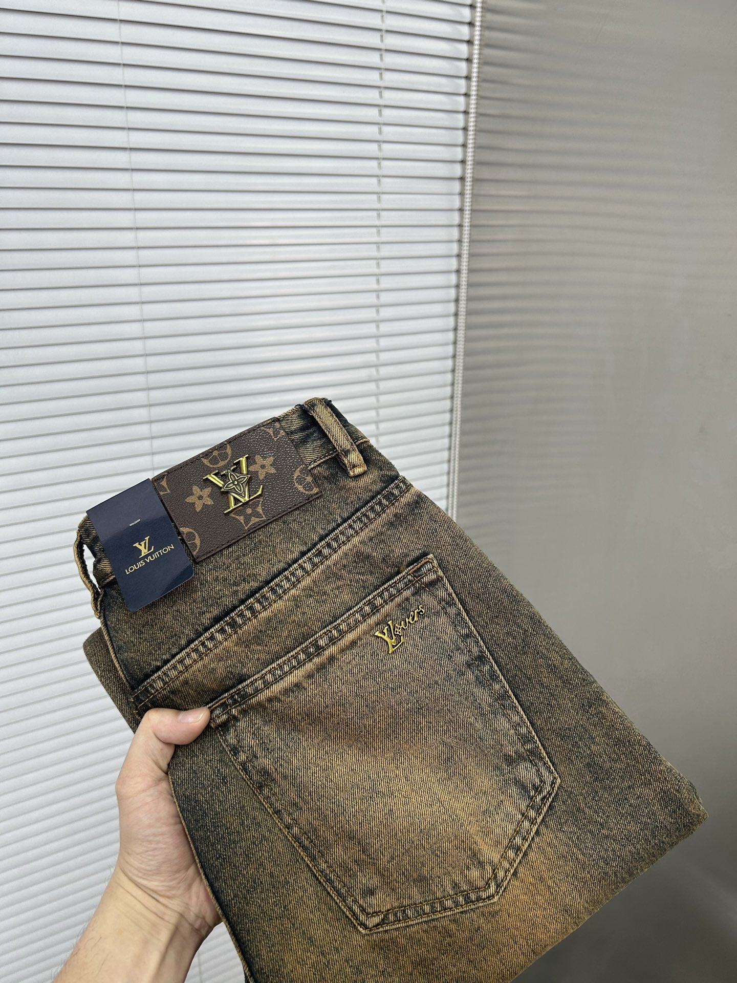 NO:912620,LV Louis Vuitton [Loose Straight Leg] Retro Gradient Jeans | A must-have for street coolness. The classic denim blue is paired with a unique gradient effect. The transition from dark blue to light yellow is natural, as if with traces of time, and the retro feel is directly full. The straight version does not pick up the leg shape, and can well modify the leg line, making it appear straight and slim. The metal buckle and simple pocket design at the waistband are full of details. Size 28-38 (shipped next day), louis vuitton, louis  vuitton,jeans,19860909LV路易威登【宽松直筒】复古渐变牛仔裤 | 街头酷感必备 经典牛仔蓝搭配独特的渐变效果,从深蓝到浅黄的过渡自然,仿佛带着岁月的痕迹,复古感直接拉满. 直筒的版型不挑腿型,能够很好地修饰腿部线条,显直又显瘦.裤腰处的金属扣和简约口袋设计,细节感满满. 码数28-38（隔天出货）,,louis vuitton,louis vuitton,jeans,,Men's clothing