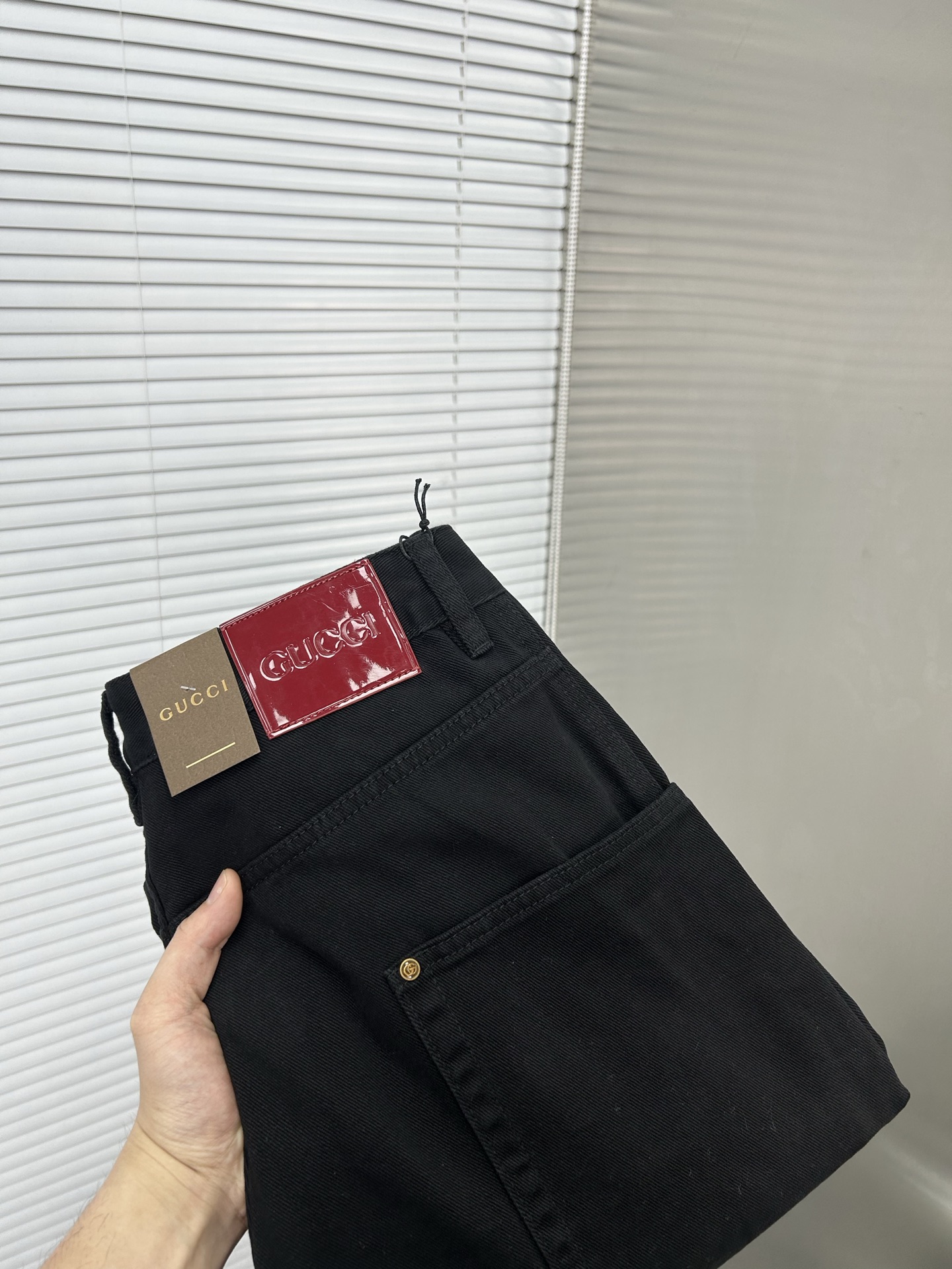 NO:912623,GUCCI [Loose Straight Leg] Retro Gradient Jeans | A must-have for street cool. The classic denim blue is paired with a unique gradient effect. The wash color transition is natural, as if it has traces of time, and the retro feel is straight away. The straight version does not pick up the leg shape, and can well modify the leg line, making it look straight and slim. The metal buckle and simple pocket design at the waistband are full of details. Size 28-38 (shipped next day),, gucci, jeans,19860909GUCCI古奇【宽松直筒】复古渐变牛仔裤 | 街头酷感必备 经典牛仔蓝搭配独特的渐变效果,洗水颜色过渡自然,仿佛带着岁月的痕迹,复古感直接拉满. 直筒的版型不挑腿型,能够很好地修饰腿部线条,显直又显瘦.裤腰处的金属扣和简约口袋设计,细节感满满. 码数28-38（隔天出货）,,gucci,jeans,,Men's clothing