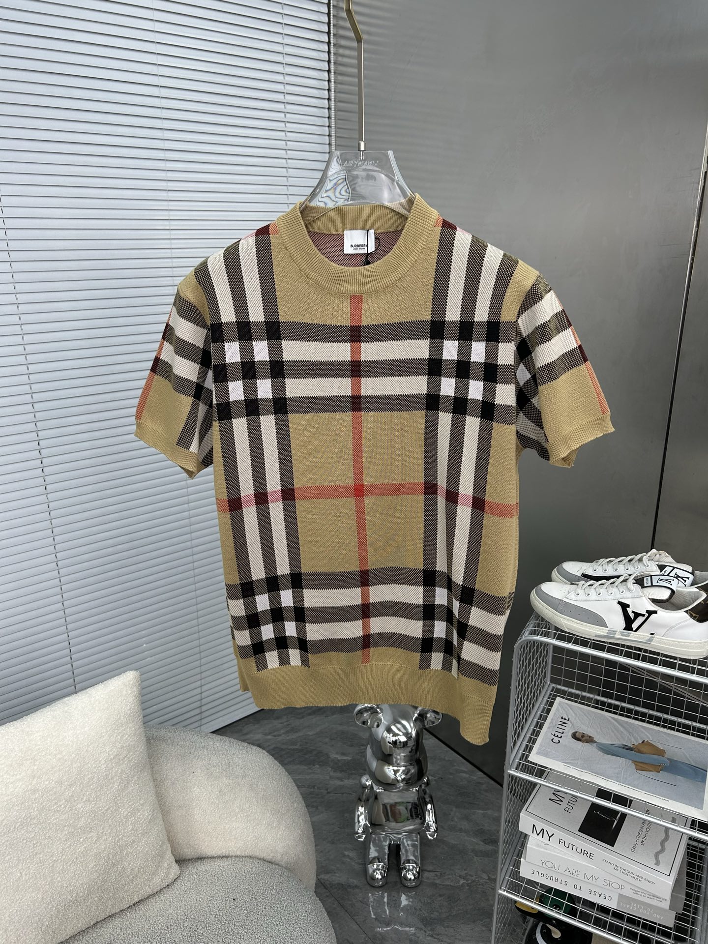 NO:936548,BURBERRY's classic color-blocked plaid sweater T-shirt is made of color-matched dyed cotton yarn containing wool. It is soft and skin-friendly. The double-layer knitting is very thick and has an incomparable hand feel. You can feel its texture when you hold it in your hand. It can be worn casually when you go out. It is versatile. You can dress it up and wear it with a coat and wear it to work without any sense of violation!  A sense of high-end, age-reducing college style!  Color: Khaki Size: M L XL XXL,,burberry,burberry,sweaters,tees,t-shirt,19860909BURBERRY巴宝莉 经典拼色格子毛衣T恤 全部对色定染含羊毛的棉纱线,柔软亲肤,双层针织很厚实,手感无敌好,拿到手里就能感受出它的质感随便一套就能出门很万能,盛装出席搭大衣穿着它上班也无违和感！高级感拿捏,减龄学院风！ 颜色:卡其色 尺码:M L XL XXL,,burberry,burberry,sweaters,tees，t-shirt,,Men's clothing