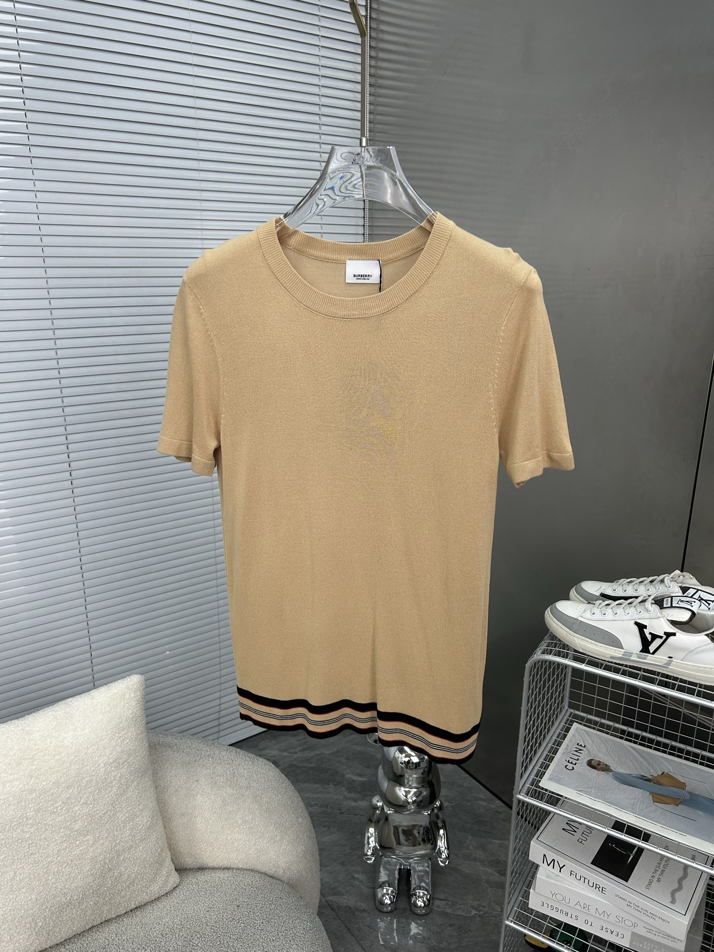 NO:936568,BURBERRY classic spliced ​​knitted sweater short-sleeved T-shirt. All cotton yarns are dyed with wool. It is soft and skin-friendly. The double-layer knitting is very thick and has an incomparable hand feel. You can feel its texture when you hold it in your hands. You can wear it casually to go out. It is very versatile. You can dress up and wear it with a coat and wear it to work without any sense of violation!  A sense of high-end, age-reducing college style!  Color: Khaki Size: M L XL XXL,,burberry,burberry,sweaters,T-shirt,tees,t-shirt,19860909BURBERRY巴宝莉 经典拼接针织毛衣短袖T恤 全部对色定染含羊毛的棉纱线,柔软亲肤,双层针织很厚实,手感无敌好,拿到手里就能感受出它的质感随便一套就能出门很万能,盛装出席搭大衣穿着它上班也无违和感！高级感拿捏,减龄学院风！ 颜色:卡其色 尺码:M L XL XXL,,burberry,burberry,sweaters,T-shirt,tees，t-shirt,,Men's clothing