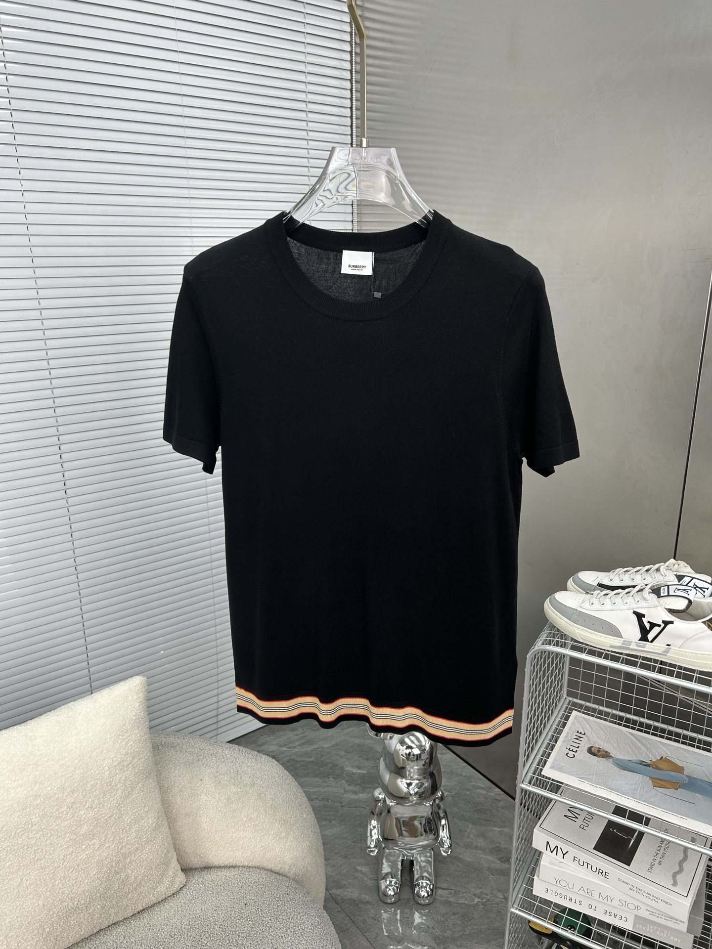 NO:936565,BURBERRY classic spliced ​​knitted sweater short-sleeved T-shirt. All cotton yarns are dyed with wool. It is soft and skin-friendly. The double-layer knitting is very thick and has an incomparable hand feel. You can feel its texture when you hold it in your hands. You can wear it casually to go out. It is very versatile. You can dress up and wear it with a coat and wear it to work without any sense of violation!  A sense of high-end, age-reducing college style!  Color: Black Size: M L XL XXL,,burberry,burberry,sweaters,T-shirt,tees,t-shirt,19860909BURBERRY巴宝莉 经典拼接针织毛衣短袖T恤 全部对色定染含羊毛的棉纱线,柔软亲肤,双层针织很厚实,手感无敌好,拿到手里就能感受出它的质感随便一套就能出门很万能,盛装出席搭大衣穿着它上班也无违和感！高级感拿捏,减龄学院风！ 颜色:黑色 尺码:M L XL XXL,,burberry,burberry,sweaters,T-shirt,tees，t-shirt,,Men's clothing