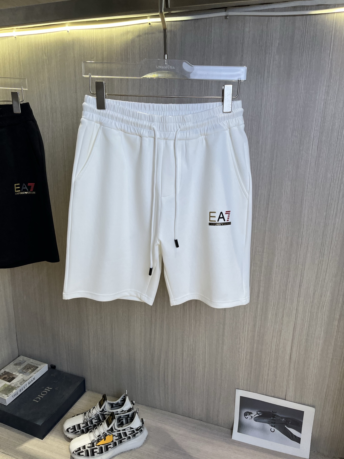 NO:954892,ARMANI's new style is coming, 2026 spring and summer new casual pants and shorts, imported high-density customized mamba cotton fabric, comfortable, soft and skin-friendly, straight and not easy to wrinkle, simple and clear, super versatile upper body effect, super fashionable and versatile, straight and stylish, a wardrobe must-have!  Suitable for any occasion, sizes M-3XL, armani, armani, shorts,19860909ARMANI阿玛尼 新款来袭 2026春夏新款休闲裤短裤,进口高密度定制曼巴棉面料,舒适柔软亲肤,笔挺不易起皱,简单明了,超级百搭上身效果超级棒时尚百搭,笔挺有型,衣橱必备！适合任何场合穿着,码数M-3XL,,armani,armani,shorts,,Men's clothing