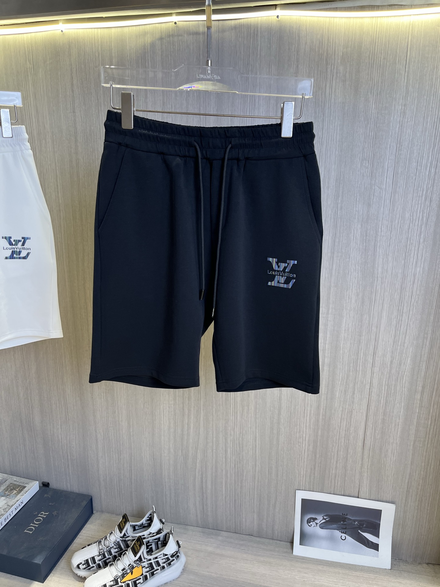 NO:954825,LV Louis Vuitton's new style is coming, 2026 spring and summer new casual pants and shorts, imported high-density customized mamba cotton fabric, comfortable, soft and skin-friendly, straight and not easy to wrinkle, simple and clear, super versatile upper body effect, super fashionable and versatile, straight and stylish, a wardrobe must-have!  Suitable for any occasion, sizes M-3XL,,louis vuitton,louis vuitton,shorts,19860909LV路易威登 新款来袭 2026春夏新款休闲裤短裤,进口高密度定制曼巴棉面料,舒适柔软亲肤,笔挺不易起皱,简单明了,超级百搭上身效果超级棒时尚百搭,笔挺有型,衣橱必备！适合任何场合穿着,码数M-3XL,,louis vuitton,louis vuitton,shorts,,Men's clothing
