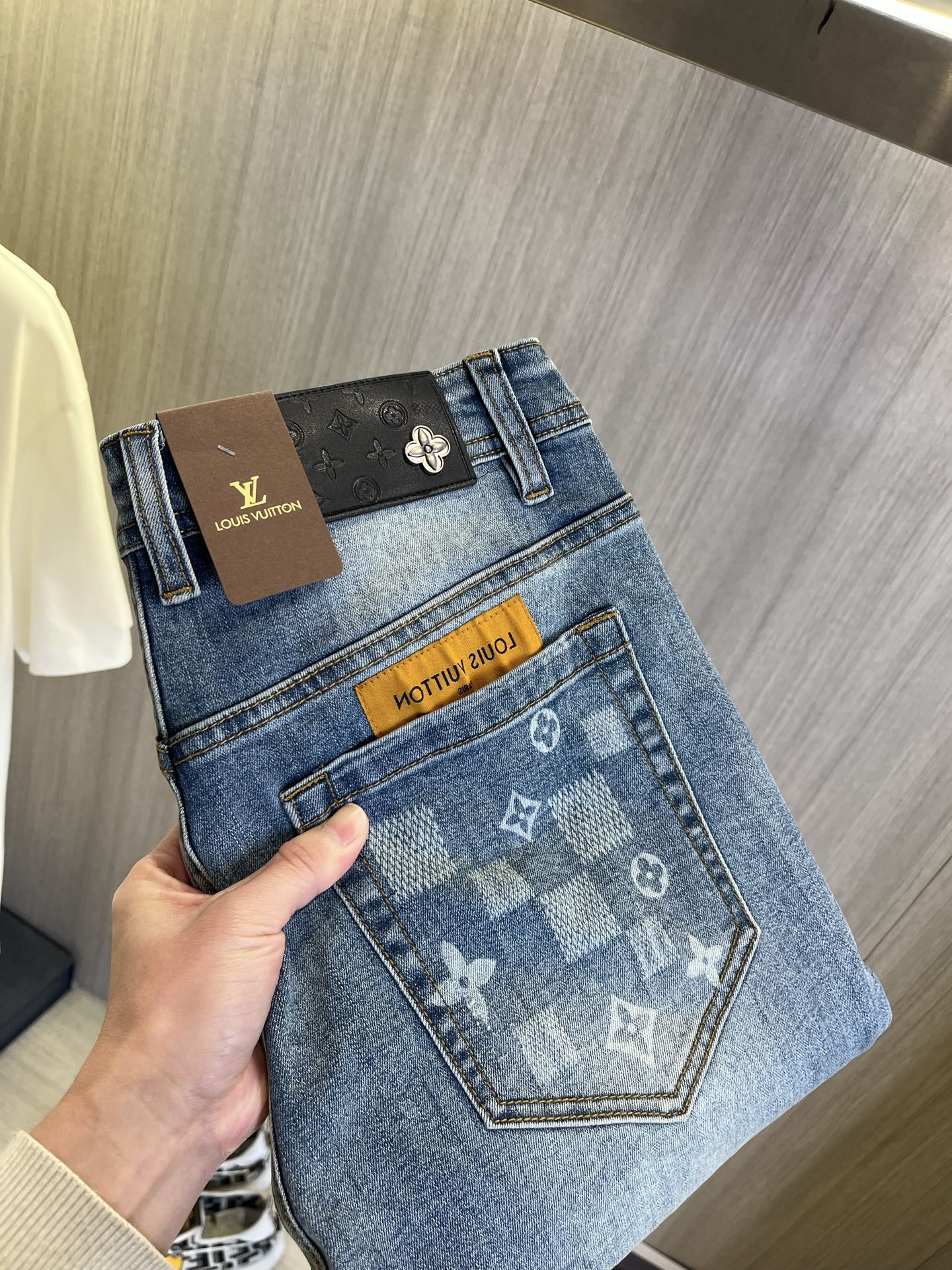 NO:932553,LV Louis Vuitton's 2026 new men's jeans have good fabric elasticity. Exclusively available on the official website. Fashionable and elegant. Heavy craftsmanship design. Using original color yeast washing process. Selected imported heavy denim denim fabric. Equipped with counter hardware decoration. Genuine leather label. Exquisite stitching. Big brand style. Worth owning. Size 28-38, shipped next day,,louis vuitton,louis vuitton,jeans,19860909LV路易威登 2026新品男士牛仔裤 面料弹性好.独家发售 官网同步 时尚优雅 重工艺设计.采用原色酵母水洗工艺 精选进口重磅丹宁牛仔面料 配专柜五金装饰 真皮皮牌 精致车线 大牌风范 值得拥有.码数28-38,隔天出货,,louis vuitton,louis vuitton,jeans,,Men's clothing