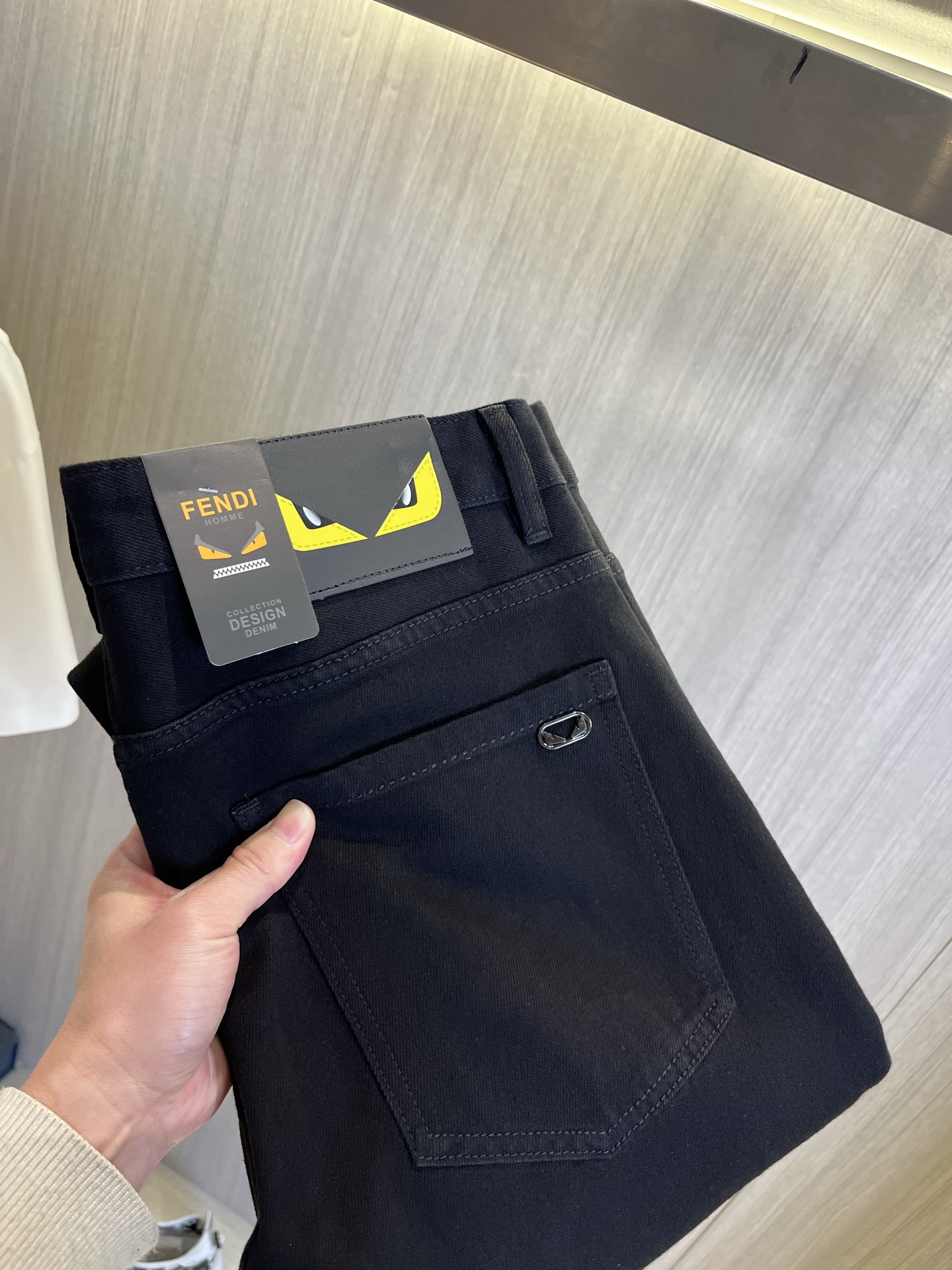 NO:927321,FENDI Fendi 2026 new men's jeans. The fabric has good elasticity. Exclusively sold on the official website. Fashionable and elegant. Heavy craftsmanship design. Using original color yeast washing process. Selected imported heavy denim denim fabric. Equipped with counter hardware decoration. Genuine leather label. Exquisite stitching. Big brand style. Worth owning. Size 28-38, shipped next day,,fendi,fendi,jeans,19860909FENDI芬迪 2026新品男士牛仔裤 面料弹性好.独家发售 官网同步 时尚优雅 重工艺设计.采用原色酵母水洗工艺 精选进口重磅丹宁牛仔面料 配专柜五金装饰 真皮皮牌 精致车线 大牌风范 值得拥有.码数28-38,隔天出货,,fendi,fendi,jeans,,Men's clothing