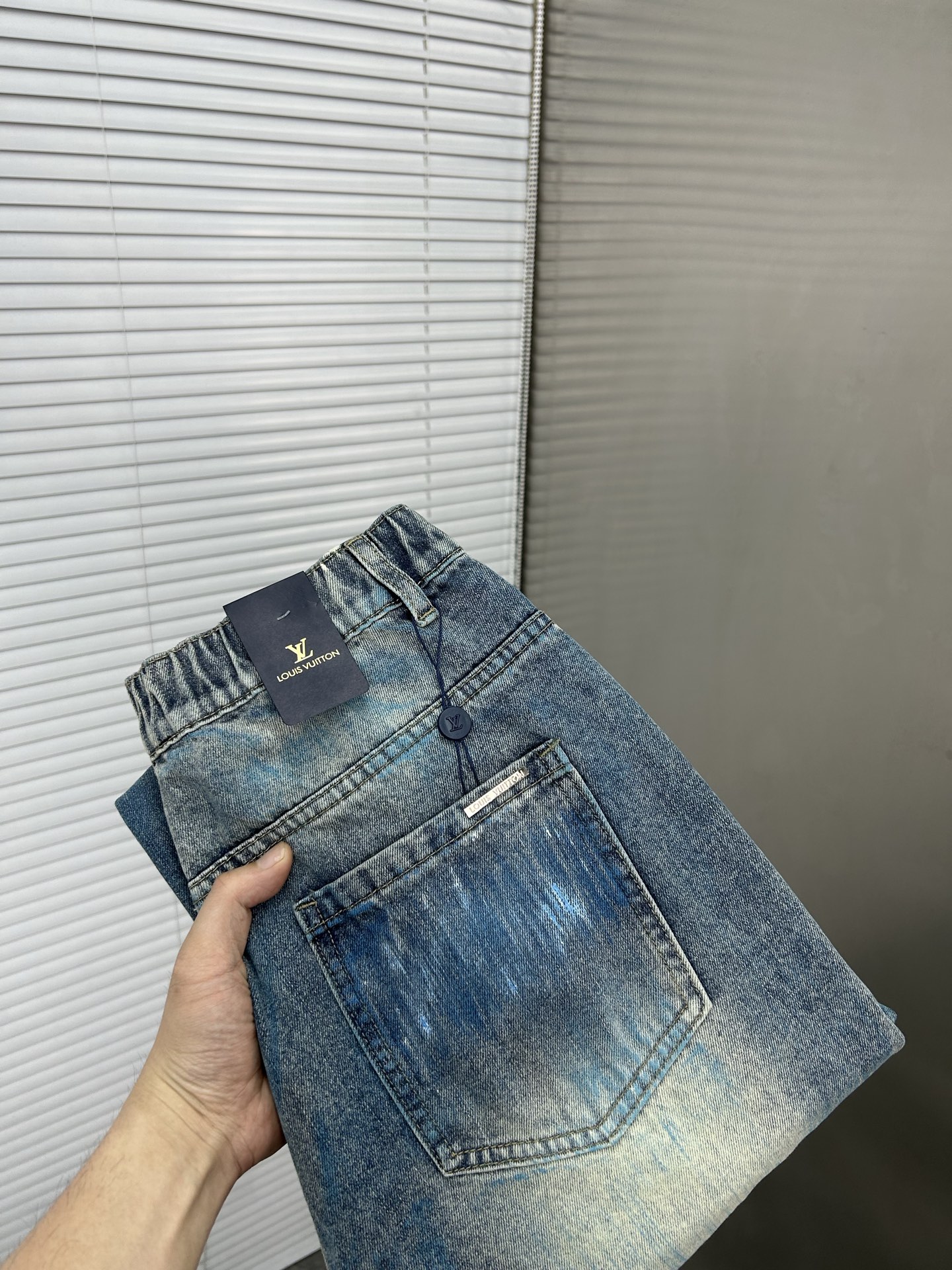 NO:912611,LV Louis Vuitton [Loose Straight Leg] Retro Gradient Jeans | A must-have for street cool. The classic denim blue is paired with a unique gradient effect. The color transitions naturally from deep to light, as if it carries traces of the years, and the retro feeling is directly full. The straight version does not pick up the leg shape, and can well modify the leg line, making it look straight and slim. The metal buckle and simple pocket design at the waistband are full of details. Size S-3XL (shipped next day), louis vuitton, louis  vuitton,jeans,19860909LV路易威登【宽松直筒】复古渐变牛仔裤 | 街头酷感必备 经典牛仔蓝搭配独特的渐变效果,颜色由深入浅的过渡自然,仿佛带着岁月的痕迹,复古感直接拉满. 直筒的版型不挑腿型,能够很好地修饰腿部线条,显直又显瘦.裤腰处的金属扣和简约口袋设计,细节感满满. 码数S-3XL（隔天出货）,,louis vuitton,louis vuitton,jeans,,Men's clothing