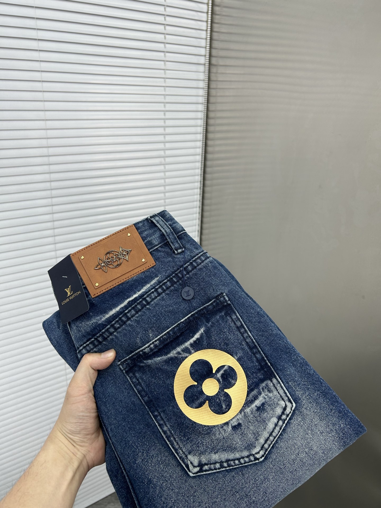 NO:912626,LV Louis Vuitton [Loose Straight Leg] Retro Gradient Jeans | A must-have for street cool. The classic denim blue is paired with a unique gradient effect. The color transitions naturally from deep to light, as if it carries traces of the years, and the retro feeling is directly full. The straight version does not pick up the leg shape, and can well modify the leg line, making it appear straight and slim. The metal buckle and simple pocket design at the waistband are full of details. Size S-2XL (shipped next day), louis vuitton, louis  vuitton,jeans,19860909LV路易威登【宽松直筒】复古渐变牛仔裤 | 街头酷感必备 经典牛仔蓝搭配独特的渐变效果,颜色由深入浅的过渡自然,仿佛带着岁月的痕迹,复古感直接拉满. 直筒的版型不挑腿型,能够很好地修饰腿部线条,显直又显瘦.裤腰处的金属扣和简约口袋设计,细节感满满. 码数S-2XL（隔天出货）,,louis vuitton,louis vuitton,jeans,,Men's clothing