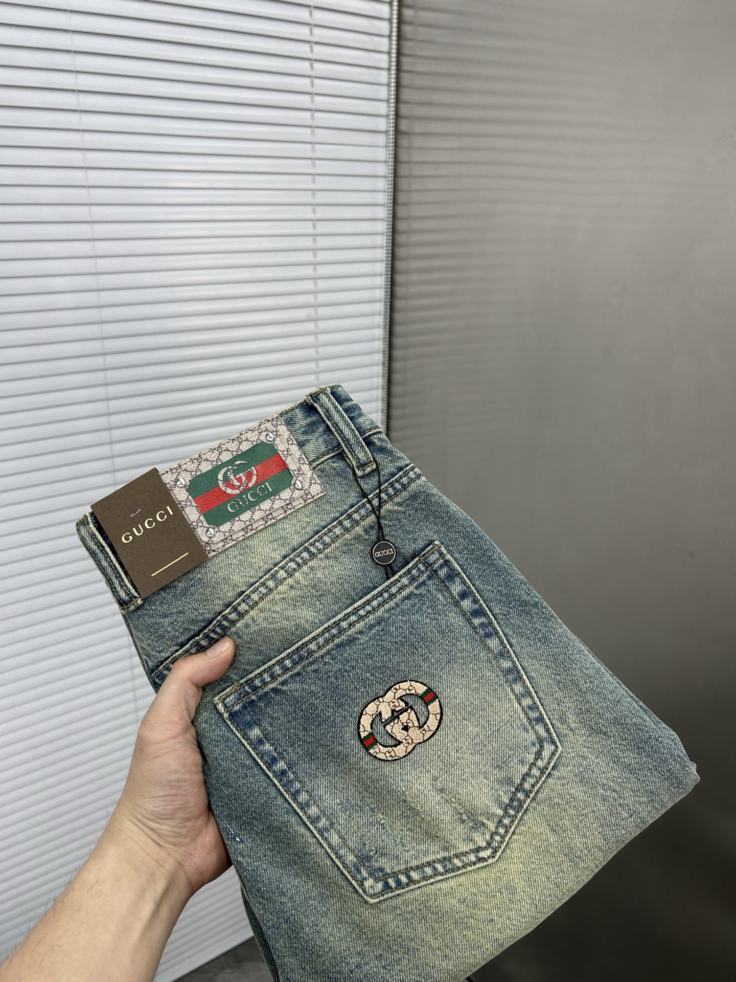 NO:912629,GUCCI [Loose Straight Leg] Retro Gradient Jeans | A must-have for street cool. The classic denim blue is paired with a unique gradient effect. The color transitions naturally from deep to light, as if it carries traces of the years, and the retro feel is directly full. The straight version does not pick up the leg shape, and can well modify the leg line, making it appear straight and slim. The metal buckle and simple pocket design at the waistband are full of details. Size 28-38 (shipped next day),, gucci, jeans,19860909GUCCI古奇【宽松直筒】复古渐变牛仔裤 | 街头酷感必备 经典牛仔蓝搭配独特的渐变效果,颜色由深入浅的过渡自然,仿佛带着岁月的痕迹,复古感直接拉满. 直筒的版型不挑腿型,能够很好地修饰腿部线条,显直又显瘦.裤腰处的金属扣和简约口袋设计,细节感满满. 码数28-38（隔天出货）,,gucci,jeans,,Men's clothing