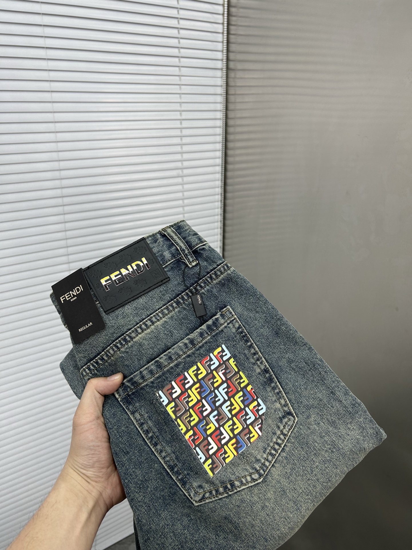 NO:912614,FENDI Fendi [Loose Straight Leg] Retro Gradient Jeans | A must-have for street cool. The classic denim blue is paired with a unique gradient effect. The color transitions naturally from deep to light, as if it carries traces of the years, and the retro feeling is directly full. The straight version does not pick up the leg shape, and can well modify the leg line, making it appear straight and slim. The metal buckle and simple pocket design at the waistband are full of details. Size 28-40 (shipped next day),,fendi,fendi,jeans,19860909FENDI芬迪【宽松直筒】复古渐变牛仔裤 | 街头酷感必备 经典牛仔蓝搭配独特的渐变效果,颜色由深入浅的过渡自然,仿佛带着岁月的痕迹,复古感直接拉满. 直筒的版型不挑腿型,能够很好地修饰腿部线条,显直又显瘦.裤腰处的金属扣和简约口袋设计,细节感满满. 码数28-40（隔天出货）,,fendi,fendi,jeans,,Men's clothing