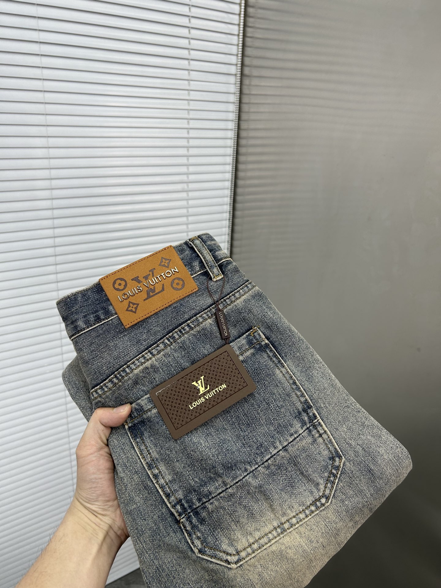 NO:912617,LV Louis Vuitton [Loose Straight Leg] Retro Gradient Jeans | A must-have for street cool. The classic denim blue is paired with a unique gradient effect. The color transitions naturally from deep to light, as if it carries traces of the years, and the retro feeling is directly full. The straight version does not pick up the leg shape, and can well modify the leg line, making it appear straight and slim. The metal buckle and simple pocket design at the waistband are full of details. Size 28-38 (shipped next day), louis vuitton, louis  vuitton,jeans,19860909LV路易威登【宽松直筒】复古渐变牛仔裤 | 街头酷感必备 经典牛仔蓝搭配独特的渐变效果,颜色由深入浅的过渡自然,仿佛带着岁月的痕迹,复古感直接拉满. 直筒的版型不挑腿型,能够很好地修饰腿部线条,显直又显瘦.裤腰处的金属扣和简约口袋设计,细节感满满. 码数28-38（隔天出货）,,louis vuitton,louis vuitton,jeans,,Men's clothing