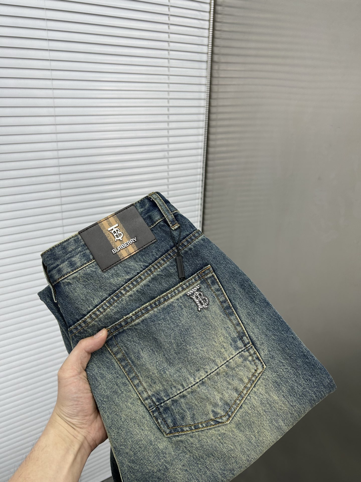 NO:912632,BURBERRY [Loose Straight Leg] Retro Gradient Jeans | A must-have for street cool. The classic denim blue is paired with a unique gradient effect. The color transitions from deep to light naturally, as if it carries traces of time, and the retro feel is directly full. The straight version does not pick up the leg shape, and can well modify the leg line, making it appear straight and slim. The metal buckle and simple pocket design at the waistband are full of details. Size 28-38 (shipped next day),, burberry, burberry, jeans,19860909BURBERRY巴宝莉【宽松直筒】复古渐变牛仔裤 | 街头酷感必备 经典牛仔蓝搭配独特的渐变效果,颜色由深入浅的过渡自然,仿佛带着岁月的痕迹,复古感直接拉满. 直筒的版型不挑腿型,能够很好地修饰腿部线条,显直又显瘦.裤腰处的金属扣和简约口袋设计,细节感满满. 码数28-38（隔天出货）,,burberry,burberry,jeans,,Men's clothing