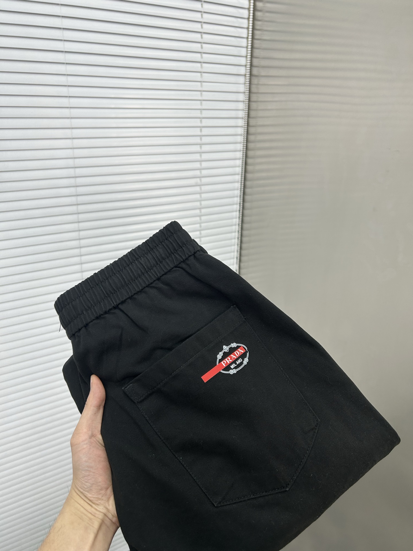 NO:912639,PRADA Black workwear wide-leg pants | The perfect fusion of casualness and practicality. The gentle and calm small tones can easily create a casual atmosphere. The drawstring design at the waist is easy to adjust and can be worn freely. The design of fake pocket caps on both sides makes the overalls have obvious attributes, and the metal buckle details on the pockets add a bit of toughness. The leg-tie style is neat and makes the legs longer. Size M-2XL (shipped next day),, prada, prada, hats,19860909PRADA普拉达 黑色工装阔腿裤 | 随性与实用的完美融合 温柔又沉稳的小色调,轻松就能营造出随性氛围.腰部的抽绳设计,方便调节,穿着无拘无束 . 两侧假口袋帽设计,工装裤属性显著,而且口袋上的金属扣细节,增添了几分硬朗感.束脚的款式利落又显腿长.码数M-2XL（隔天出货）,,prada,prada,hats,,Men's clothing