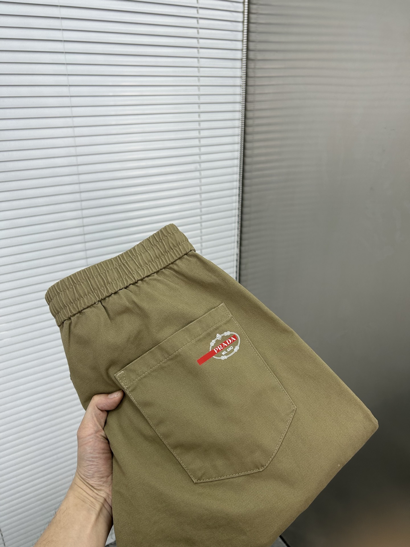NO:912636,PRADA Khaki workwear wide-leg pants | The perfect fusion of casualness and practicality. The gentle and calm small tones can easily create a casual atmosphere. The drawstring design at the waist is easy to adjust and can be worn freely. The design of fake pocket caps on both sides makes the overalls have obvious attributes, and the metal buckle details on the pockets add a bit of toughness. The leg-tie style is neat and makes the legs longer. Size M-2XL (shipped next day),, prada, prada, hats,19860909PRADA普拉达 卡其色工装阔腿裤 | 随性与实用的完美融合 温柔又沉稳的小色调,轻松就能营造出随性氛围.腰部的抽绳设计,方便调节,穿着无拘无束 . 两侧假口袋帽设计,工装裤属性显著,而且口袋上的金属扣细节,增添了几分硬朗感.束脚的款式利落又显腿长.码数M-2XL（隔天出货）,,prada,prada,hats,,Men's clothing