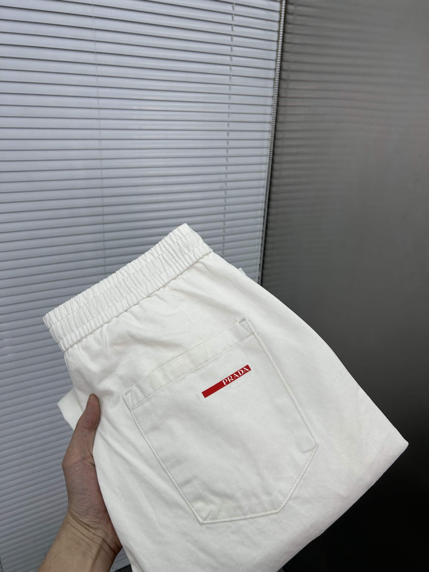 NO:912633,PRADA Beige workwear wide-leg pants | The perfect fusion of casualness and practicality. The gentle and calm small tones can easily create a casual atmosphere. The drawstring design at the waist is easy to adjust and can be worn freely. The design of fake pocket caps on both sides makes the overalls have obvious attributes, and the metal buckle details on the pockets add a bit of toughness. The leg-tie style is neat and makes the legs longer. Size M-2XL (shipped next day),, prada, prada, hats,19860909PRADA普拉达 米色工装阔腿裤 | 随性与实用的完美融合 温柔又沉稳的小色调,轻松就能营造出随性氛围.腰部的抽绳设计,方便调节,穿着无拘无束 . 两侧假口袋帽设计,工装裤属性显著,而且口袋上的金属扣细节,增添了几分硬朗感.束脚的款式利落又显腿长.码数M-2XL（隔天出货）,,prada,prada,hats,,Men's clothing