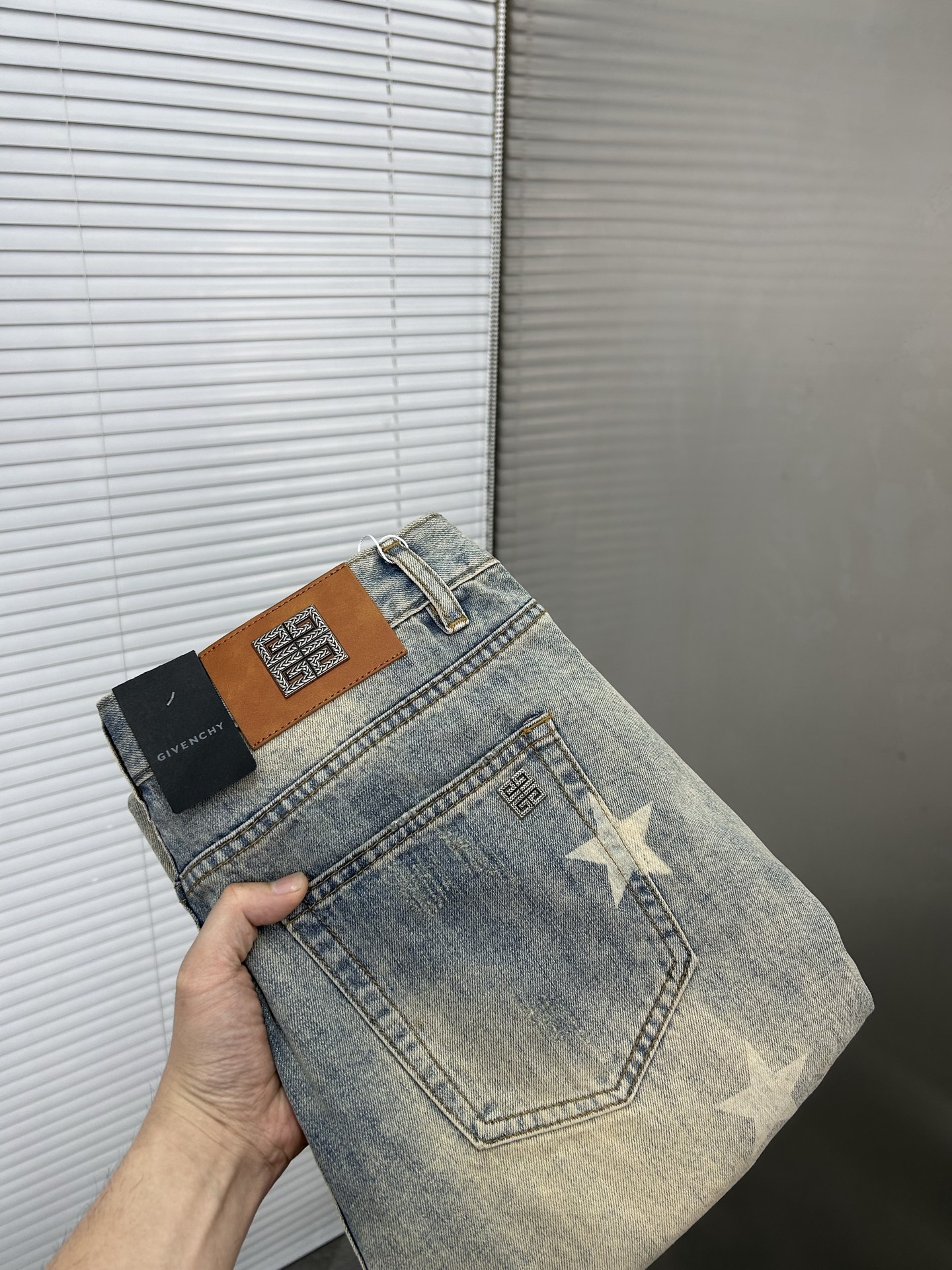 NO:912635,GIVENCHY [Loose Straight Leg] Retro Gradient Jeans | A must-have for street coolness. The classic denim blue is paired with a unique gradient effect. The color transitions naturally from deep to light, as if it carries traces of time, and directly adds a retro feel. The straight version does not pick up the leg shape, and can well modify the leg line, making it appear straight and slim. The metal buckle and simple pocket design at the waistband are full of details.  Size 28-38 (shipped next day),,givenchy,givenchy,jeans,19860909GIVENCHY纪梵希【宽松直筒】复古渐变牛仔裤 | 街头酷感必备 经典牛仔蓝搭配独特的渐变效果,颜色由深入浅的过渡自然,仿佛带着岁月的痕迹,复古感直接拉满. 直筒的版型不挑腿型,能够很好地修饰腿部线条,显直又显瘦.裤腰处的金属扣和简约口袋设计,细节感满满. 码数28-38（隔天出货）,,givenchy,givenchy,jeans,,Men's clothing