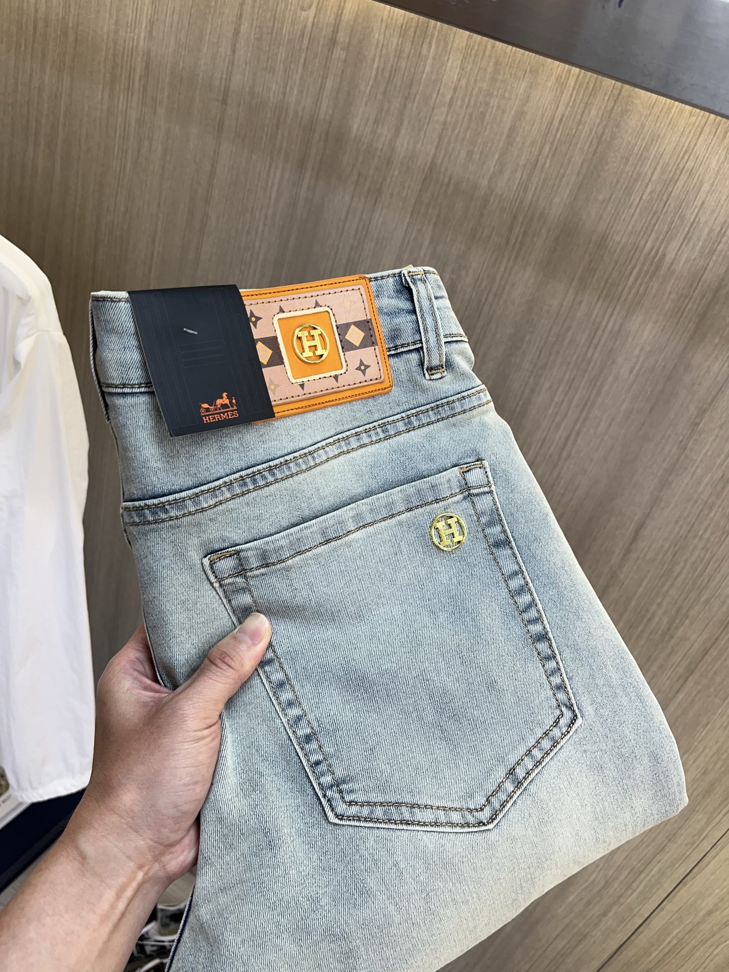 NO:927310,HERMES Hermès 2026 new men's jeans. The fabric has good elasticity. Exclusively sold on the official website. Fashionable and elegant. Heavy craftsmanship design. Using original color yeast washing process. Selected imported heavy denim denim fabric. Equipped with counter hardware decoration. Genuine leather label. Exquisite stitching. Big brand style. Worth having. Size 28-38, shipped next day, hermes, hermes, jeans,19860909HERMES爱马仕 2026新品男士牛仔裤 面料弹性好.独家发售 官网同步 时尚优雅 重工艺设计.采用原色酵母水洗工艺 精选进口重磅丹宁牛仔面料 配专柜五金装饰 真皮皮牌 精致车线 大牌风范 值得拥有.码数28-38,隔天出货,,hermes,hermes,jeans,,Men's clothing