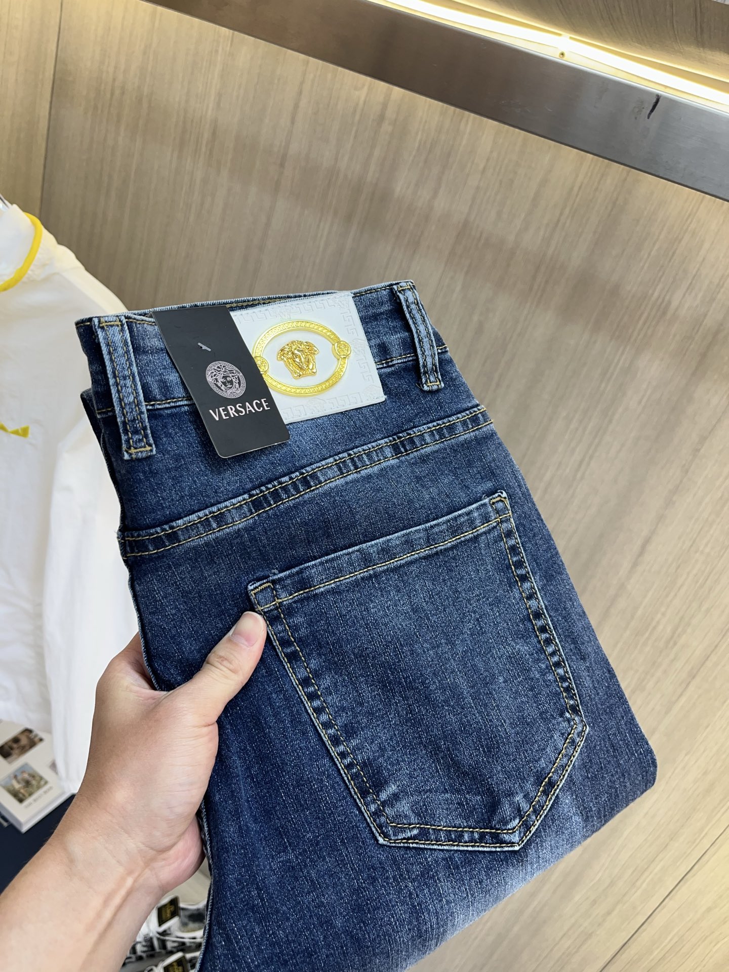 NO:927299,VERSACE Versace 2026 new men's jeans. The fabric has good elasticity. Exclusively available on the official website. Fashionable and elegant. Heavy craftsmanship design. Using original color yeast washing process. Selected imported heavyweight denim denim fabric. Equipped with counter hardware decoration. Genuine leather label. Exquisite stitching. Big brand style. Worth having. Size 28-38, shipped next day,,versace,versace,jeans,19860909VERSACE范思哲 2026新品男士牛仔裤 面料弹性好.独家发售 官网同步 时尚优雅 重工艺设计.采用原色酵母水洗工艺 精选进口重磅丹宁牛仔面料 配专柜五金装饰 真皮皮牌 精致车线 大牌风范 值得拥有.码数28-38,隔天出货,,versace,versace,jeans,,Men's clothing